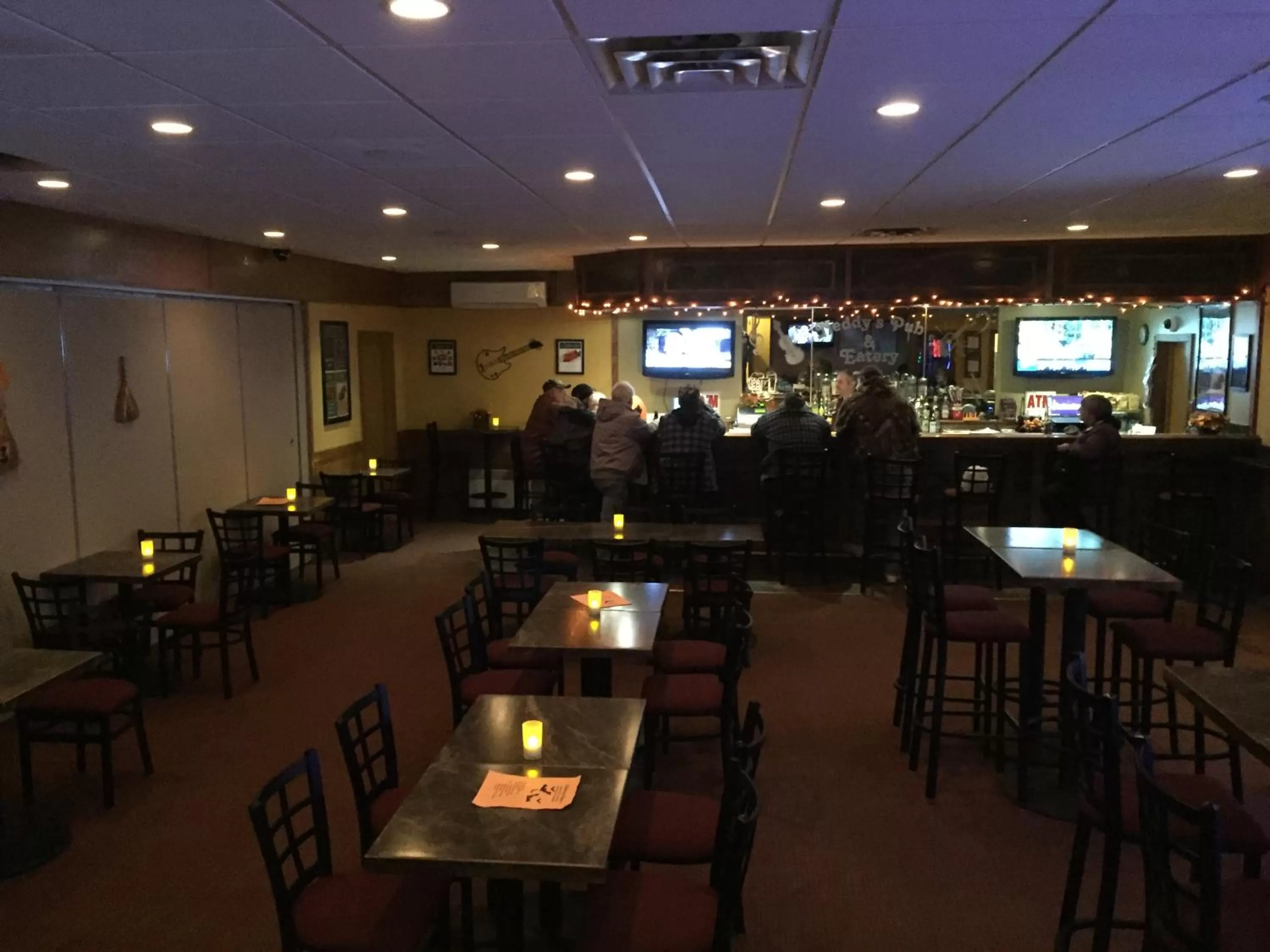 Restaurant/places to eat in Shallow Bay Motel & Cabins Conference Centre