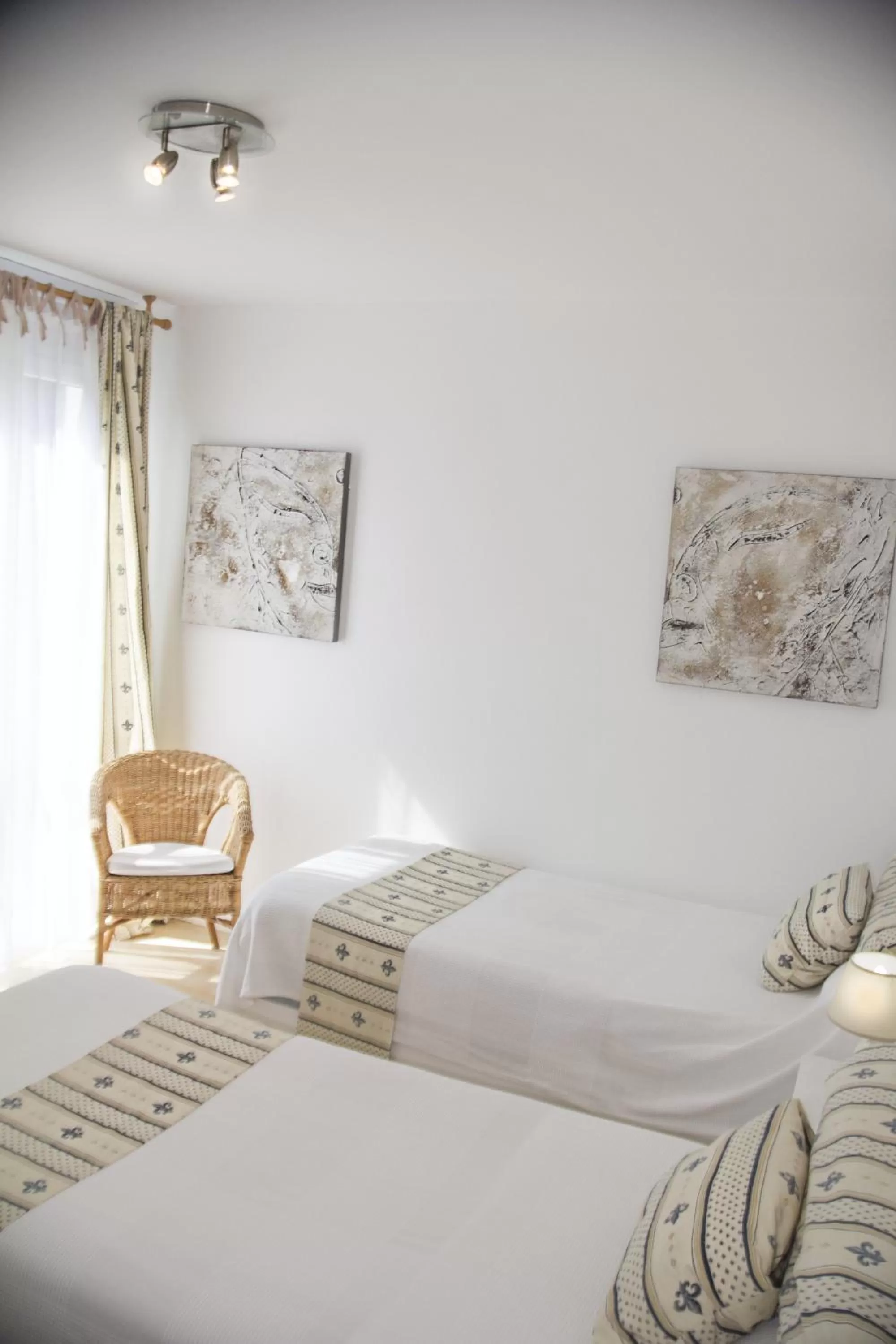 Bedroom, Bed in Hôtel Le Méditerranée