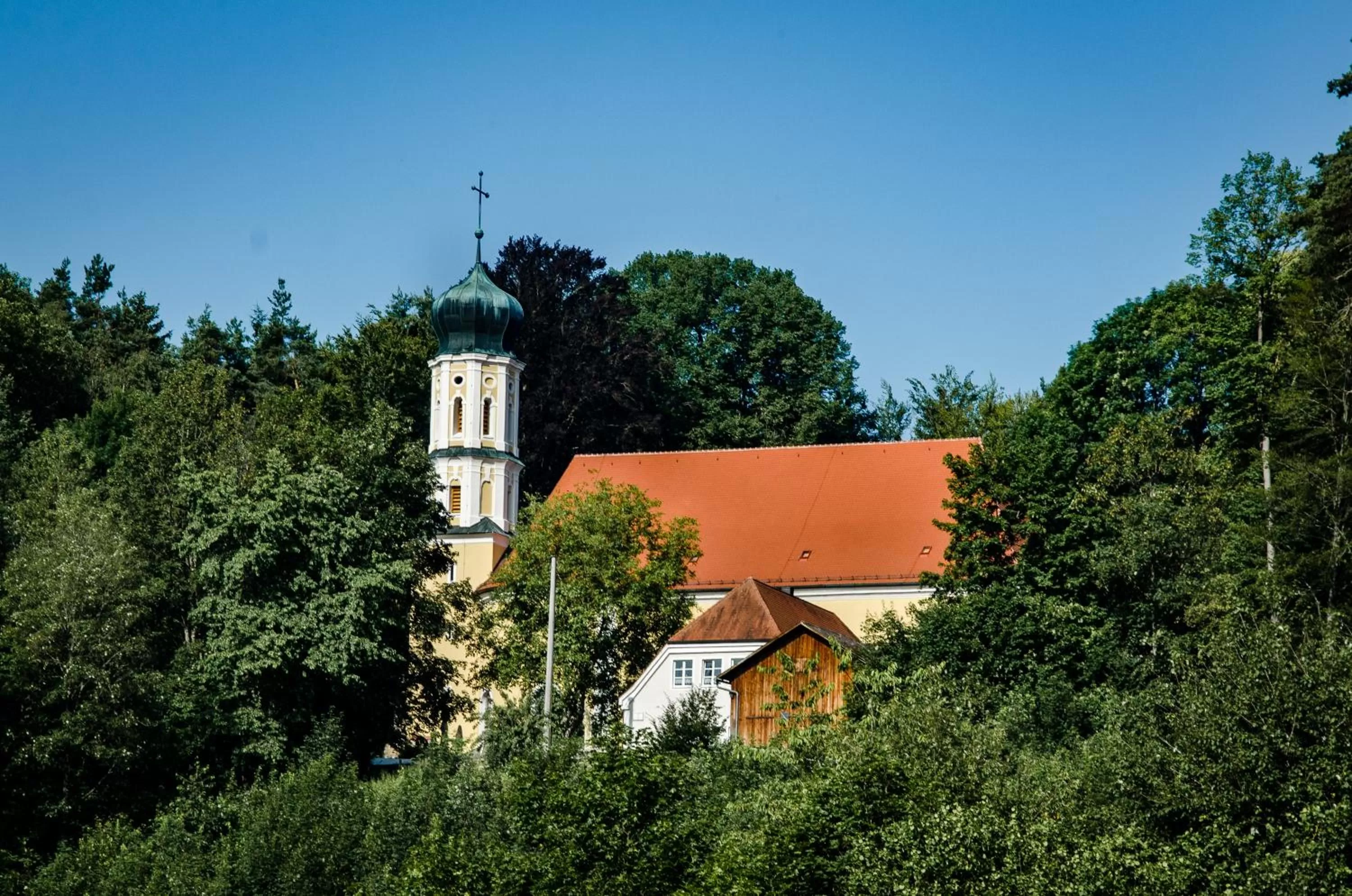 Nearby landmark, Property Building in Wallfahrts-Gaststätte Heilbrünnl