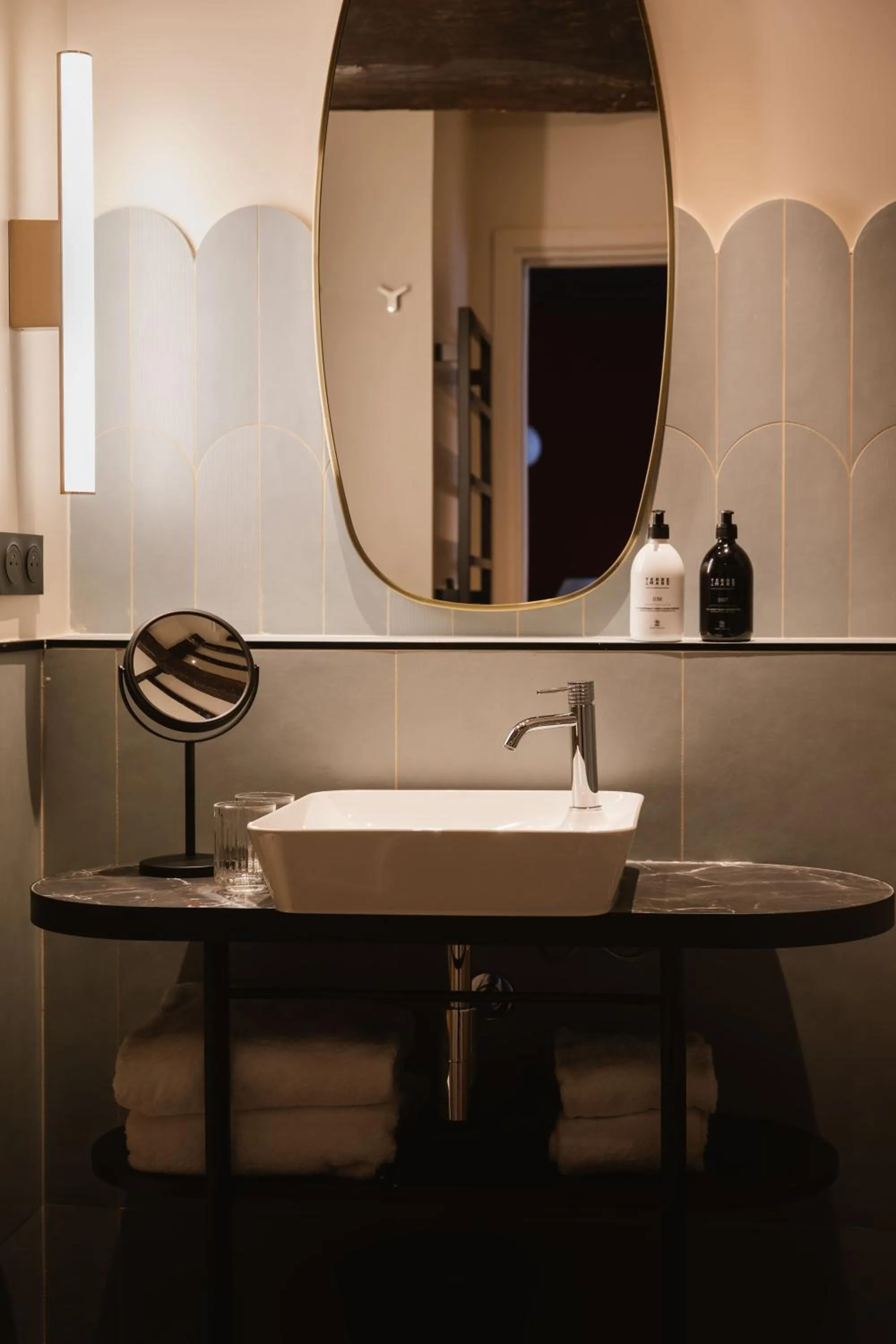 Bathroom in Hotel L de Lutece - Notre-Dame