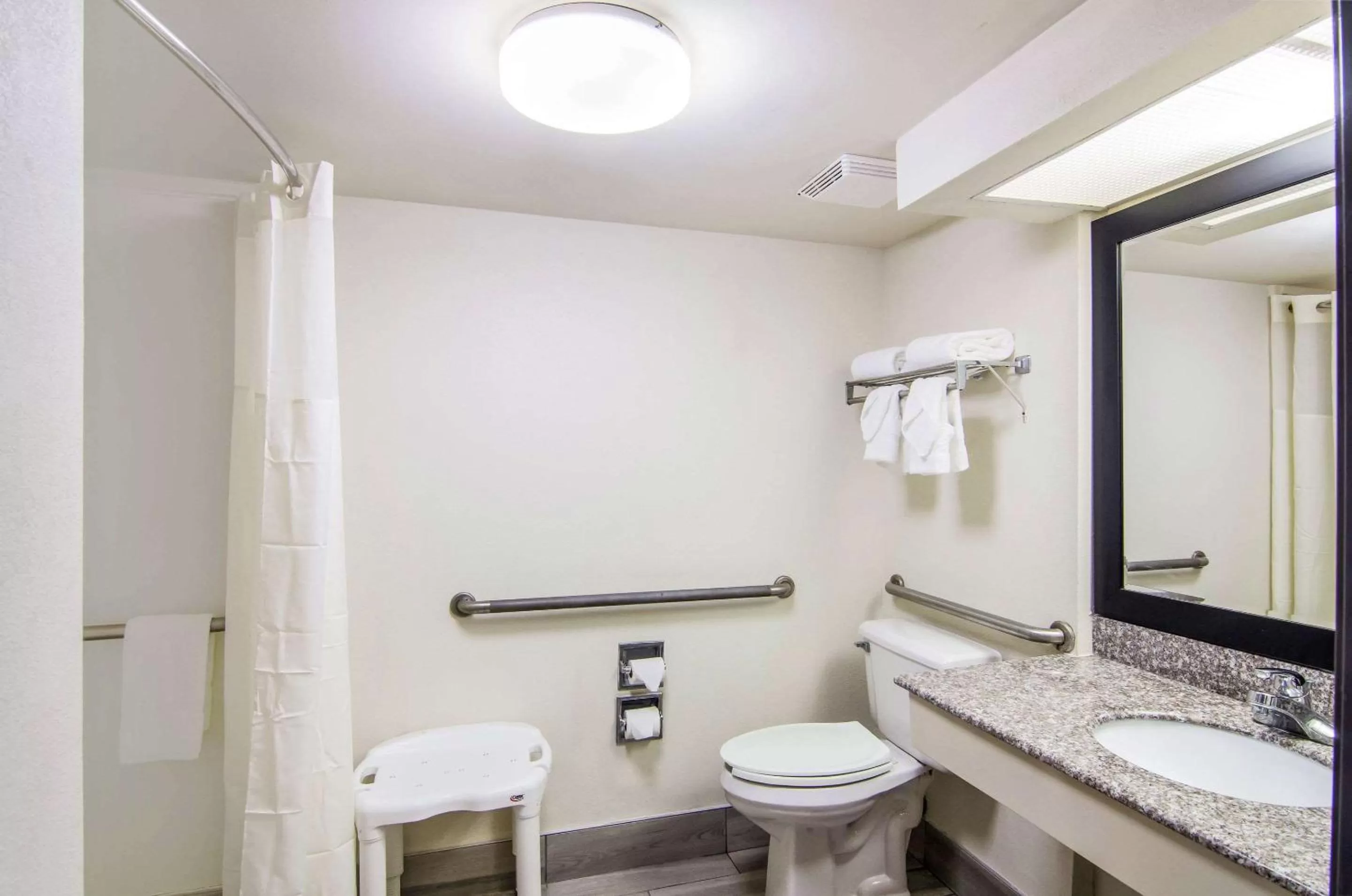 Bedroom in Quality Inn near University of Mobile