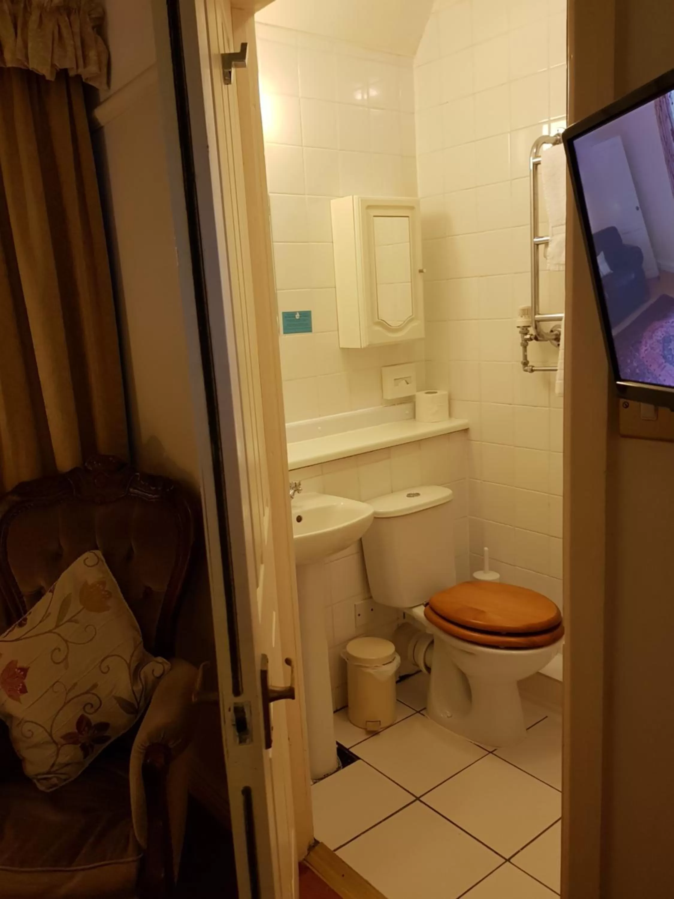 Shower in Schoolhouse Restaurant and Hotel