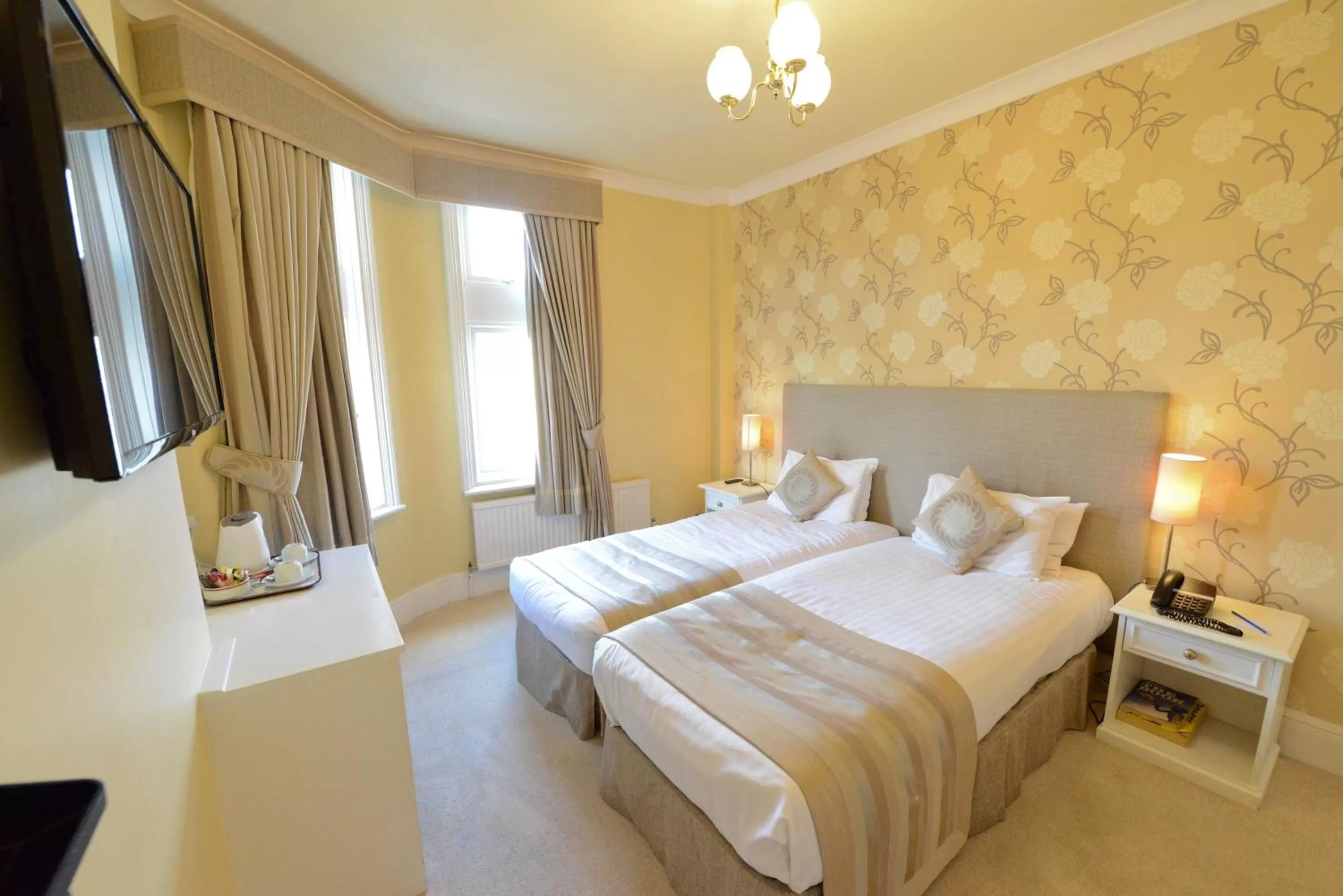 TV and multimedia, Bed in Burlington Hotel, BW Premier Collection by Best Western