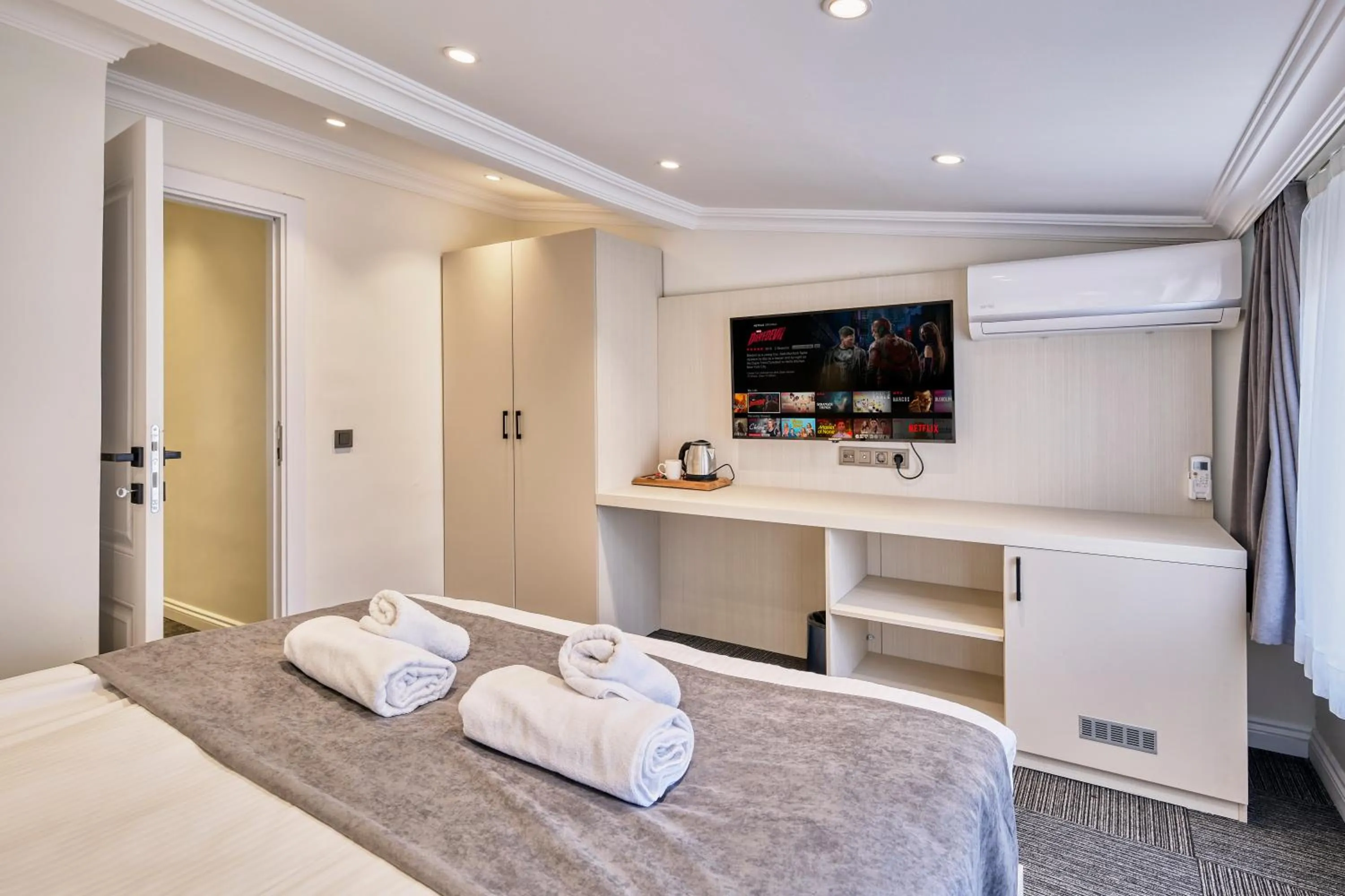 Photo of the whole room, Bed in Stamboul Hotel & Suites