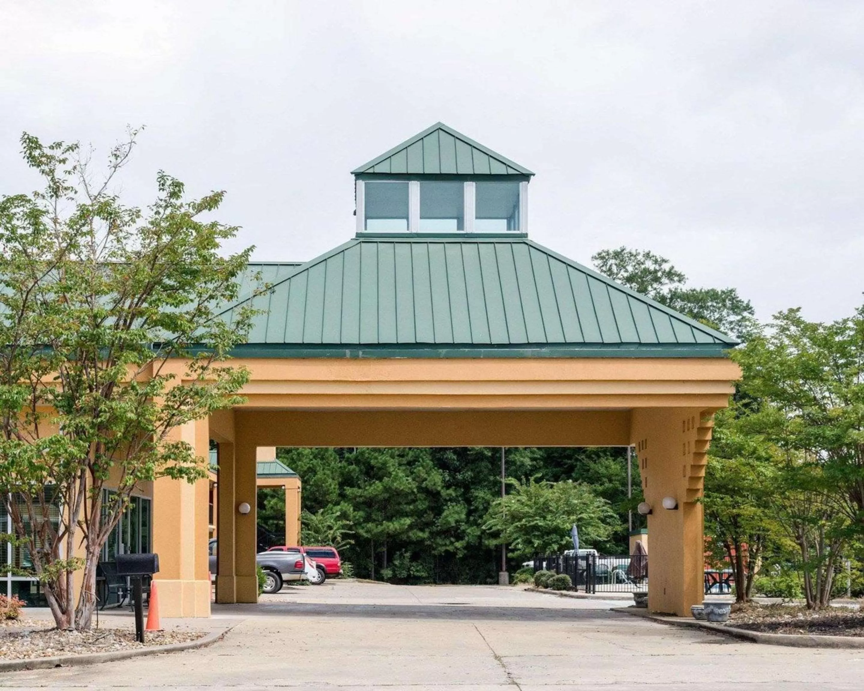 Property building in Quality Inn Louisville MS