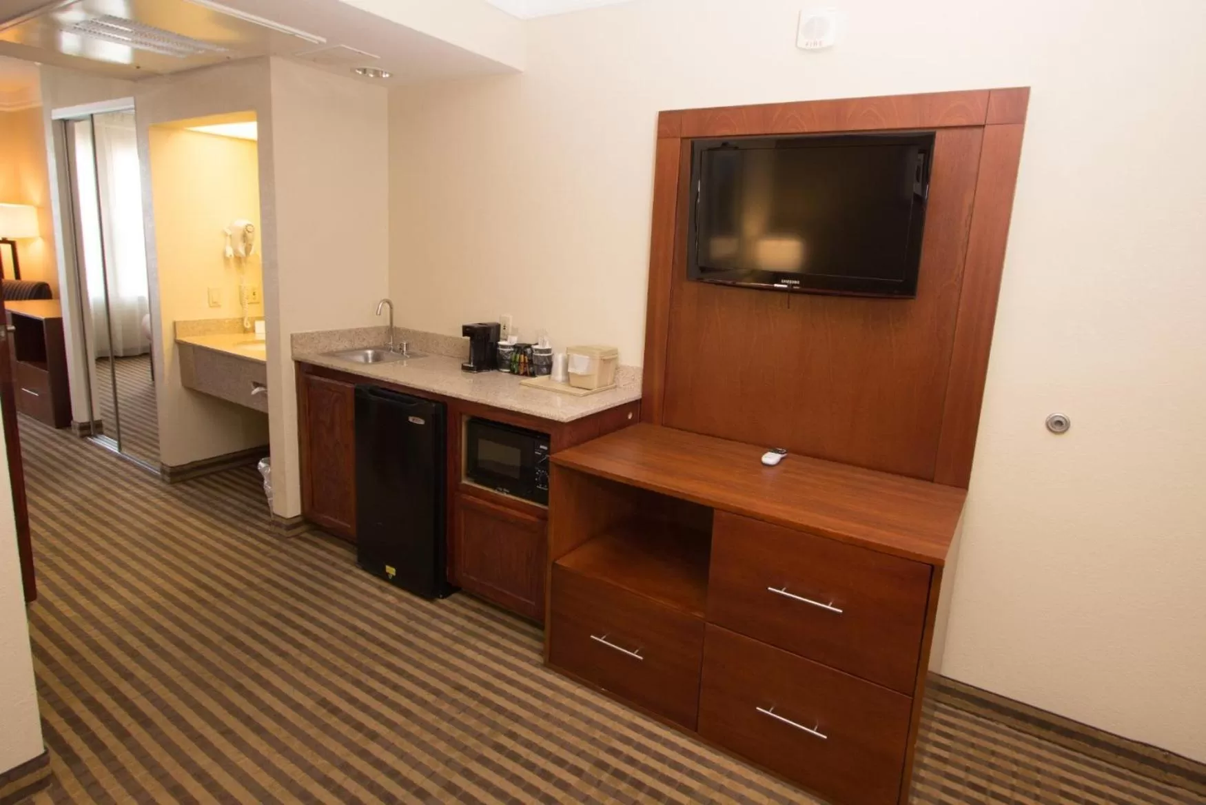 King Suite with Sofa Bed - Accessible/Non-Smoking in Comfort Suites Visalia Convention Center