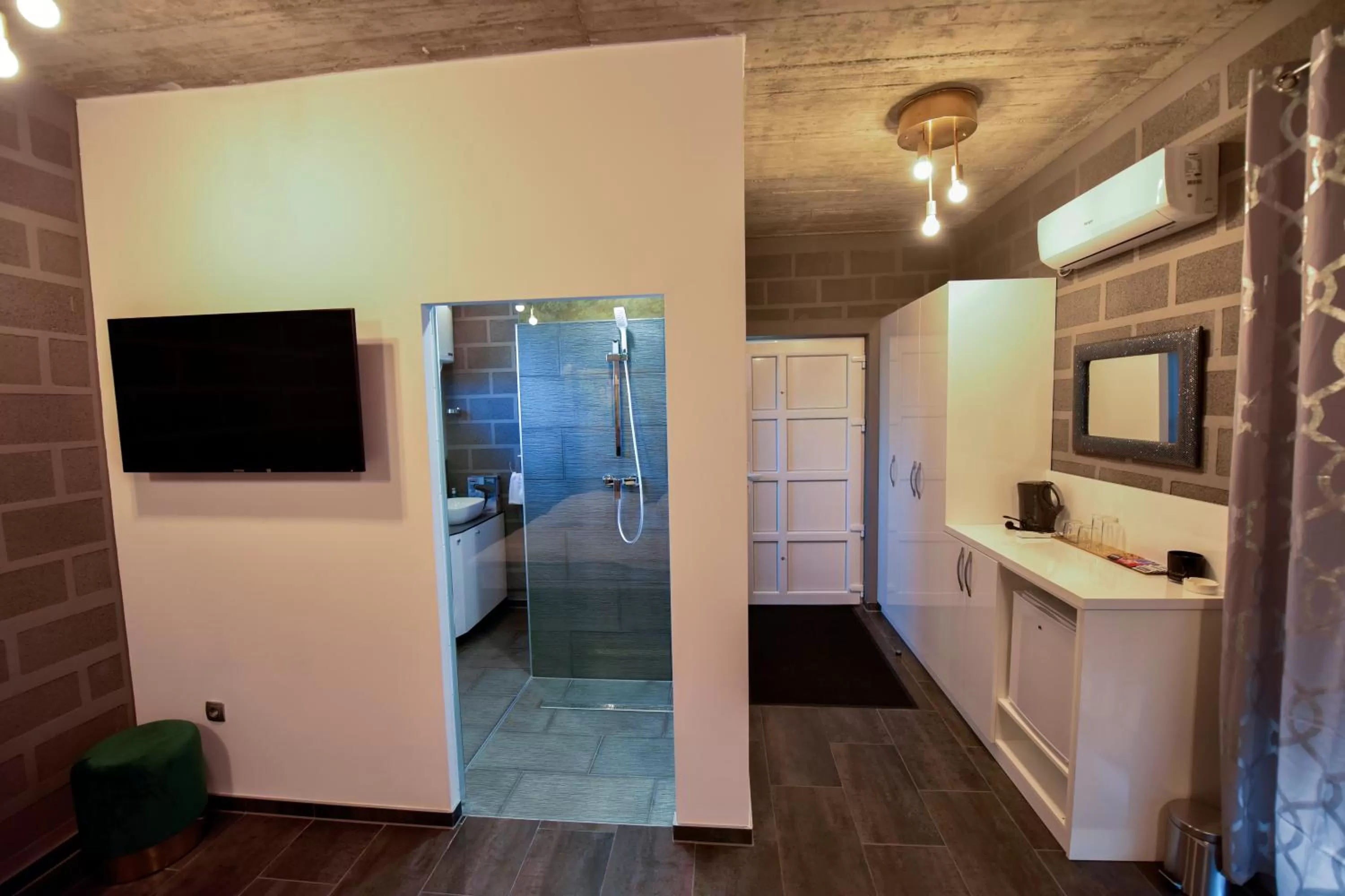 Shower, TV/Entertainment Center in Apartmani i Bungalovi TROJKA