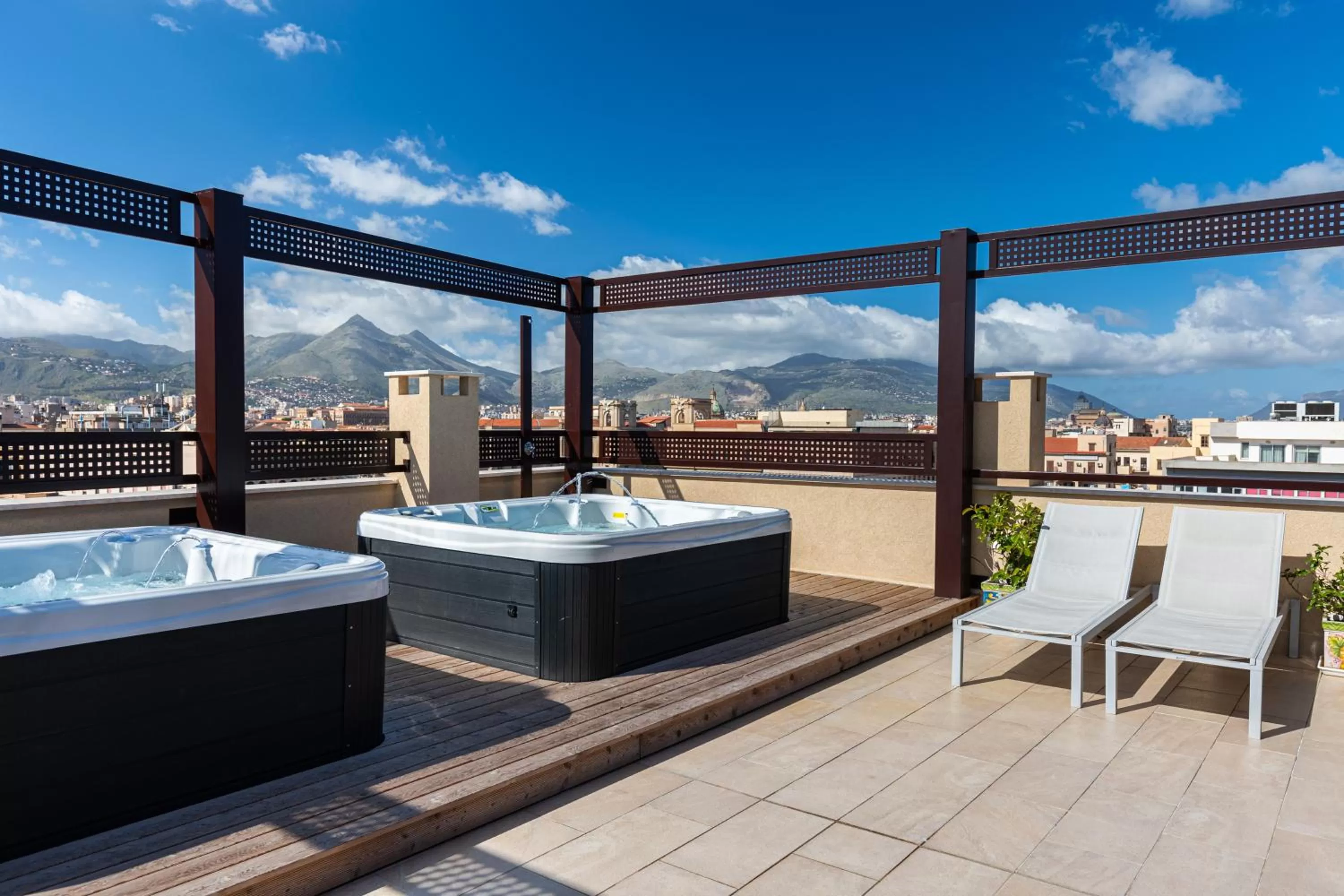 Hot Tub in Solemar Sicilia - Multi Suite