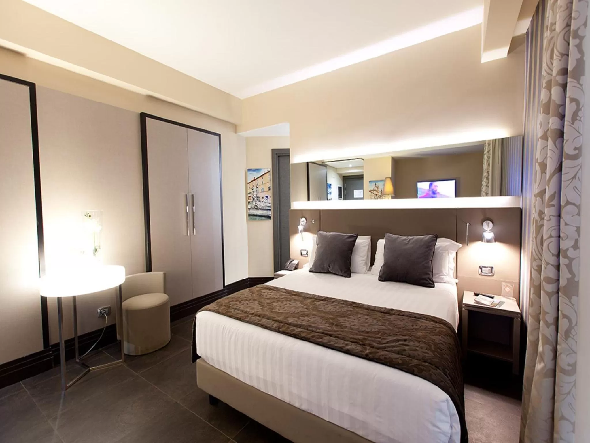 Photo of the whole room, Bed in Quirinale Luxury Rooms