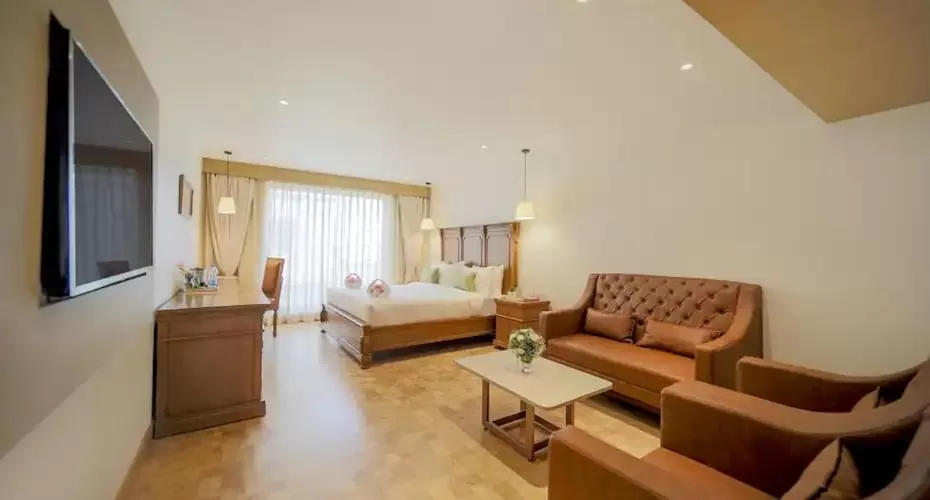 Photo of the whole room, Seating Area in Jade Suites - Luxury Boutique Hotel