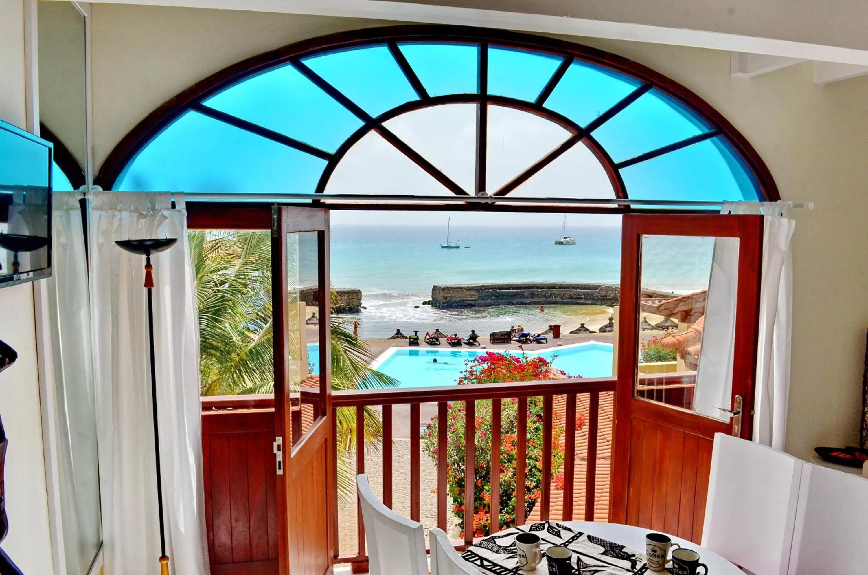 Communal lounge/ TV room, Pool View in Porto Antigo Hotel BB