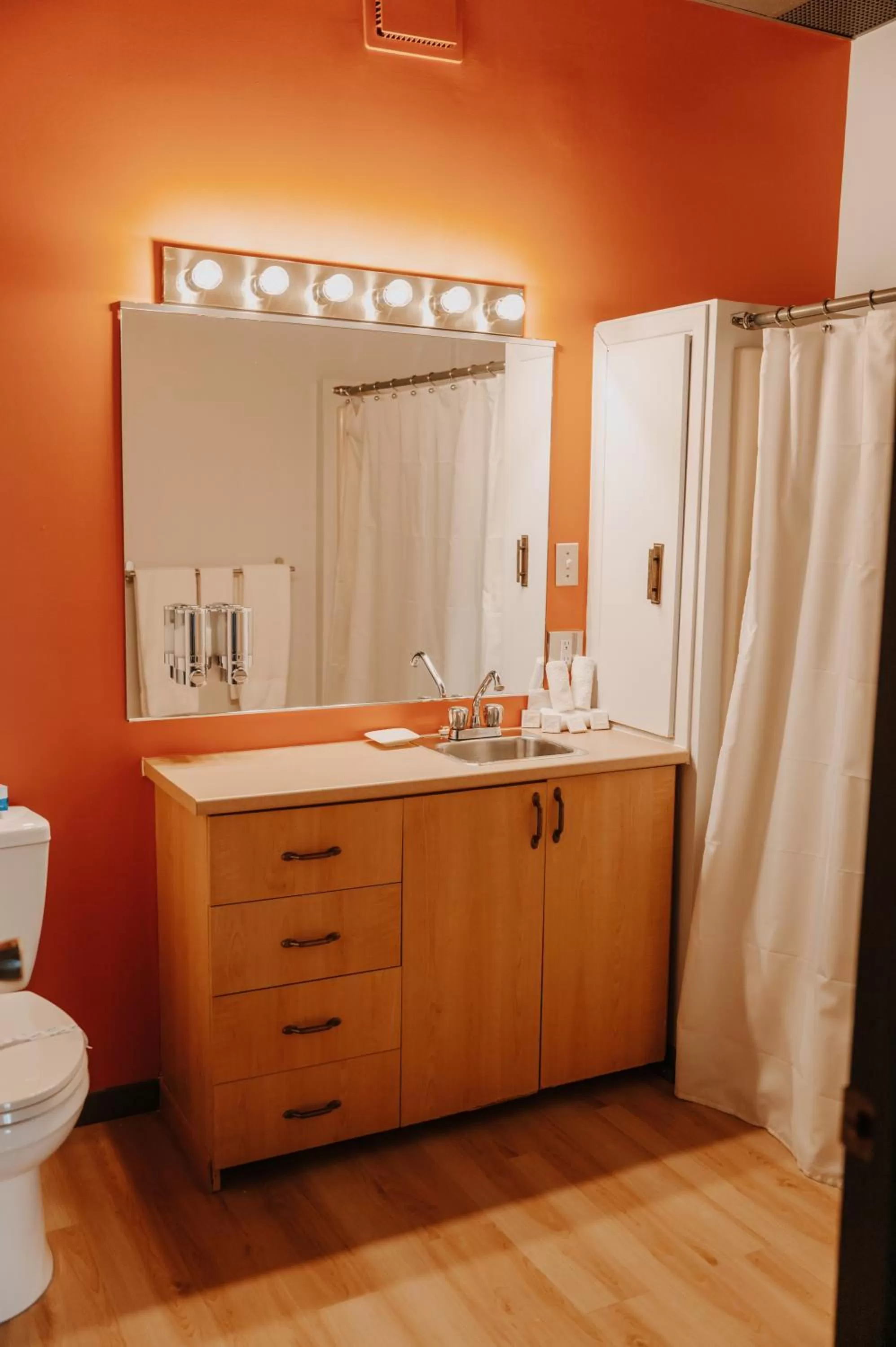 Toilet in Hotel Historique et Manoir Route 66