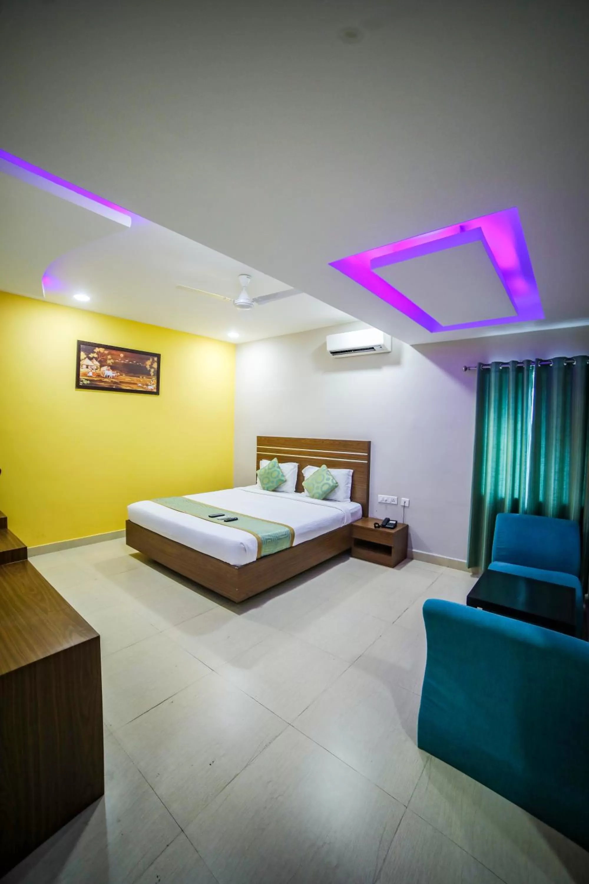 Photo of the whole room in Hotel Golden Leaves