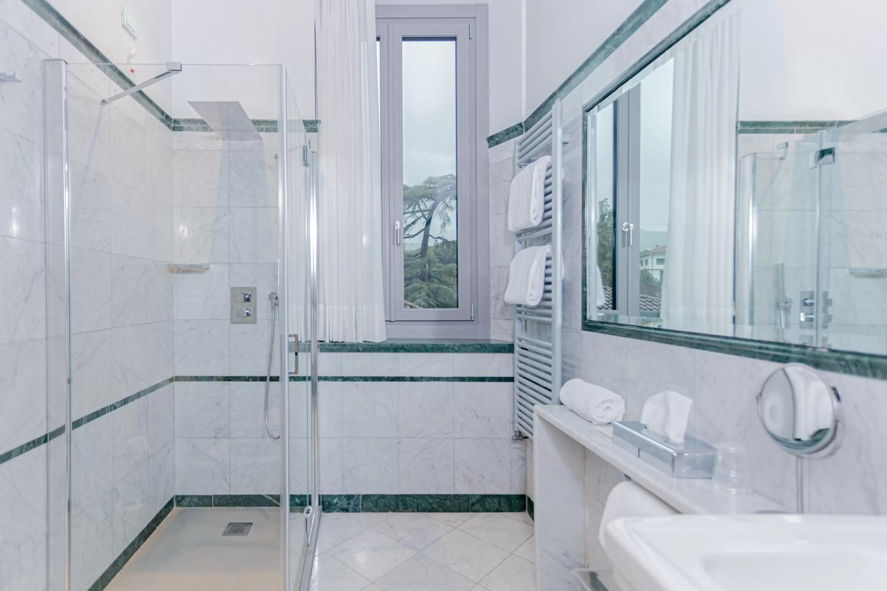 Shower in Grand Hotel Croce Di Malta