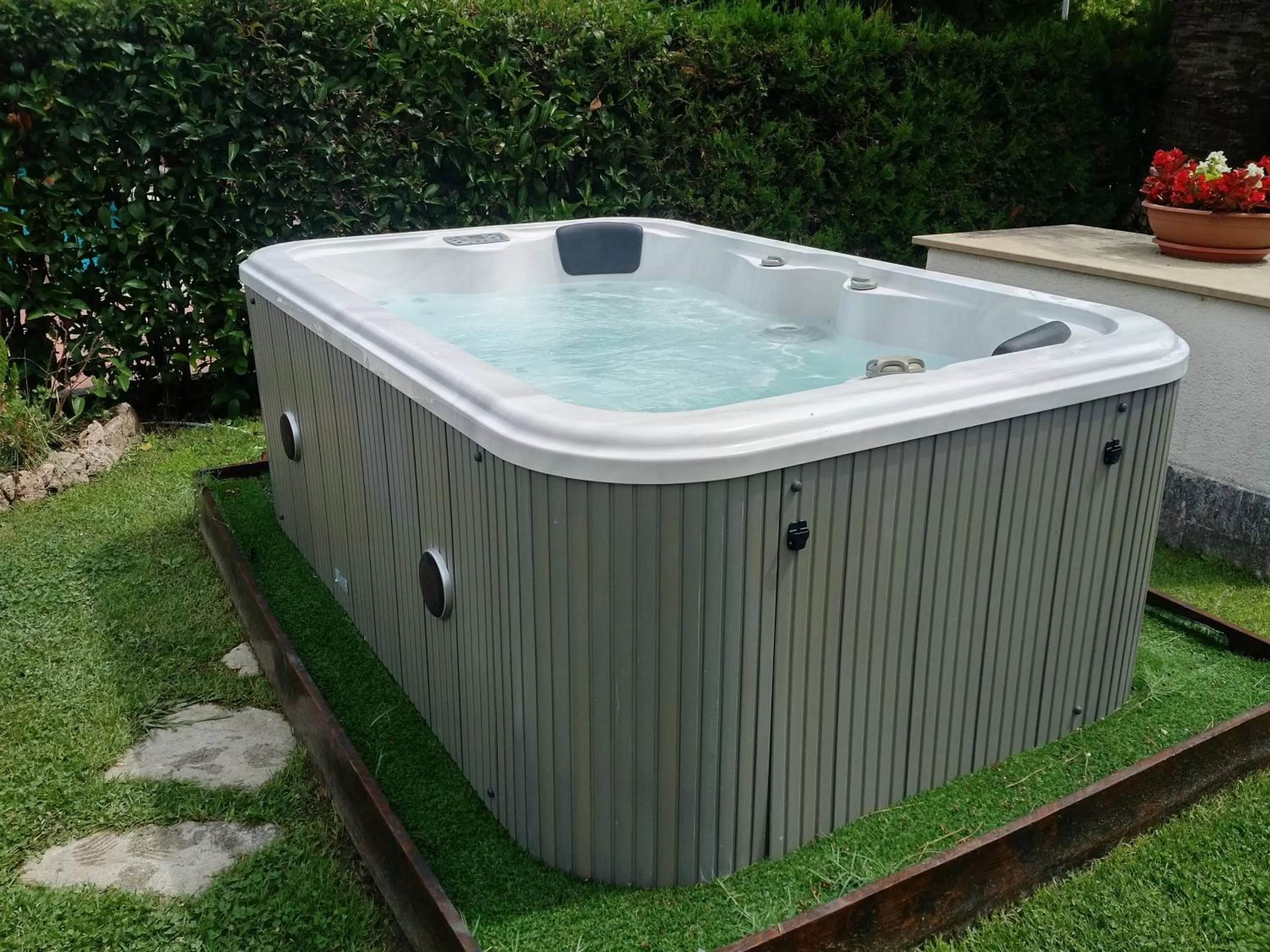 Hot Tub in Residence Aurora Wellness & Spa
