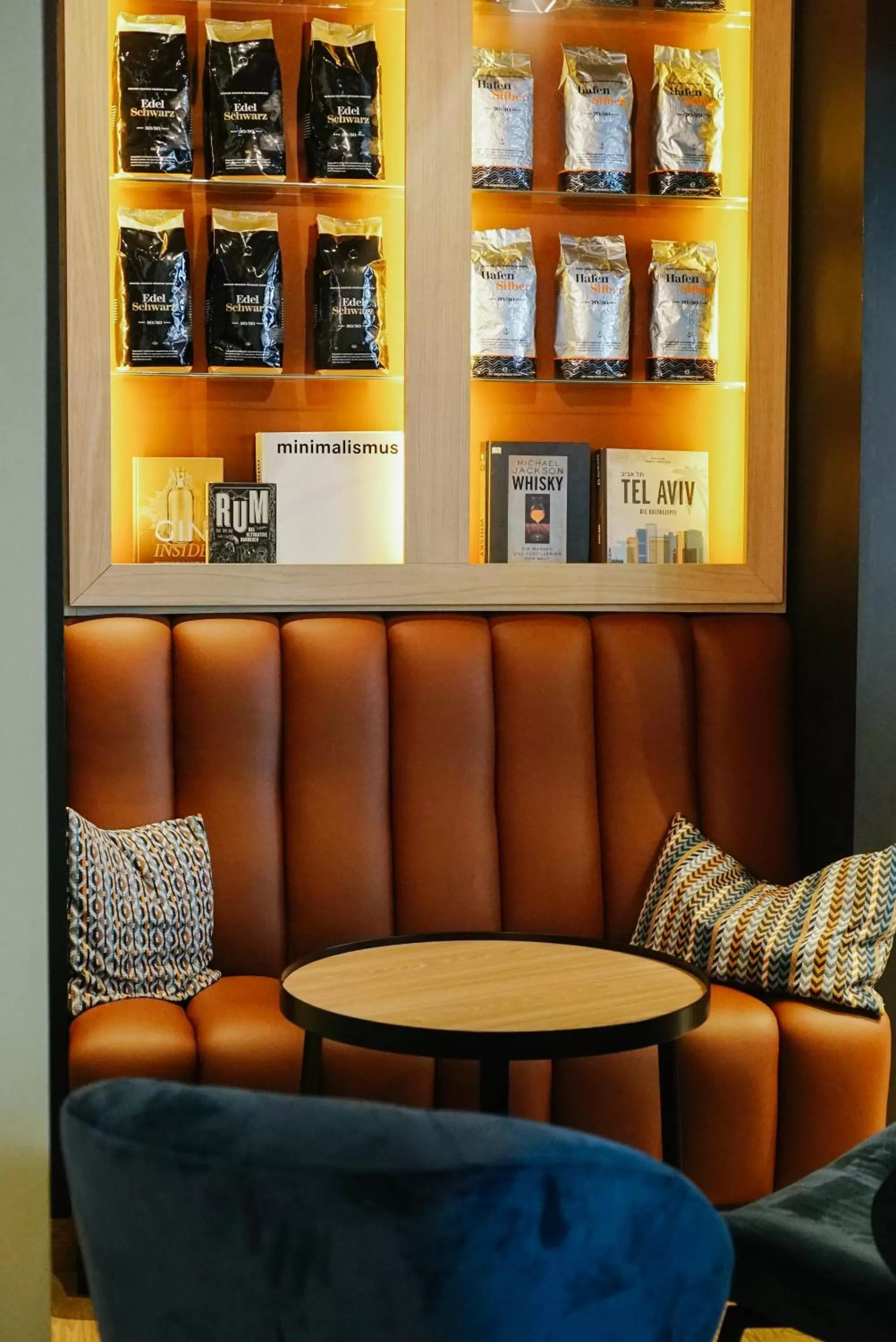 Lounge or bar in Crowne Plaza Berlin City Centre Ku'damm by IHG