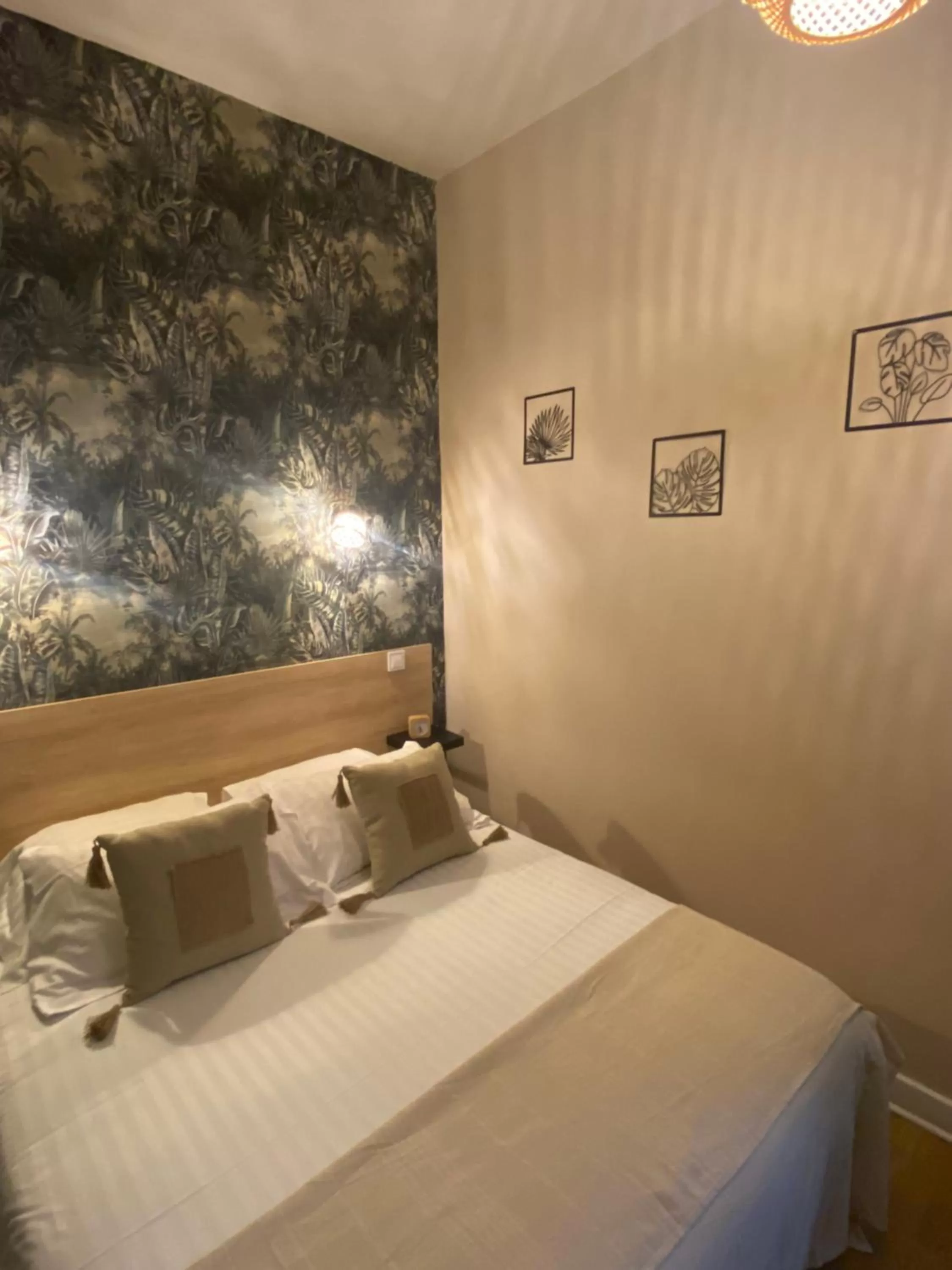 Bed in Logis Hôtel Le Cygne