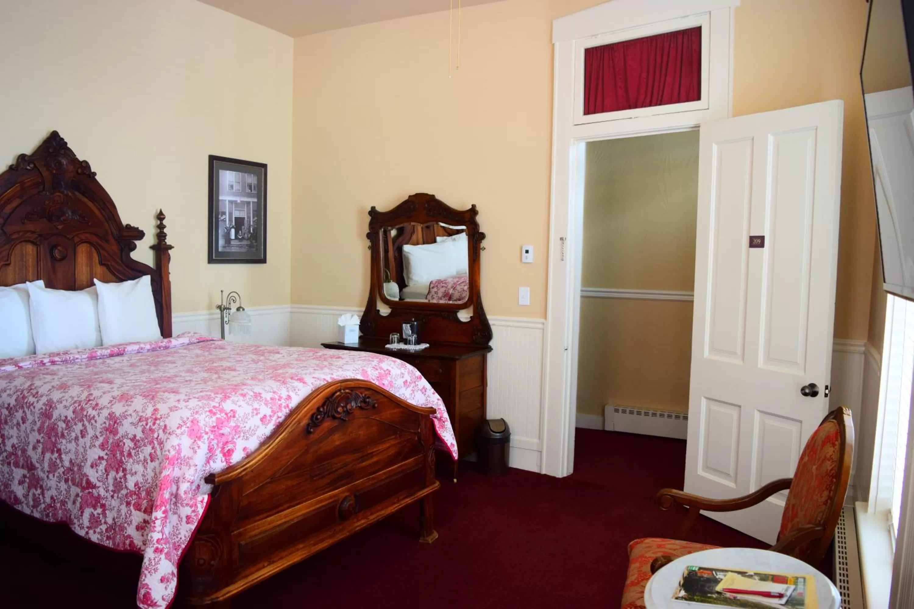 Bed in Grand Imperial Hotel