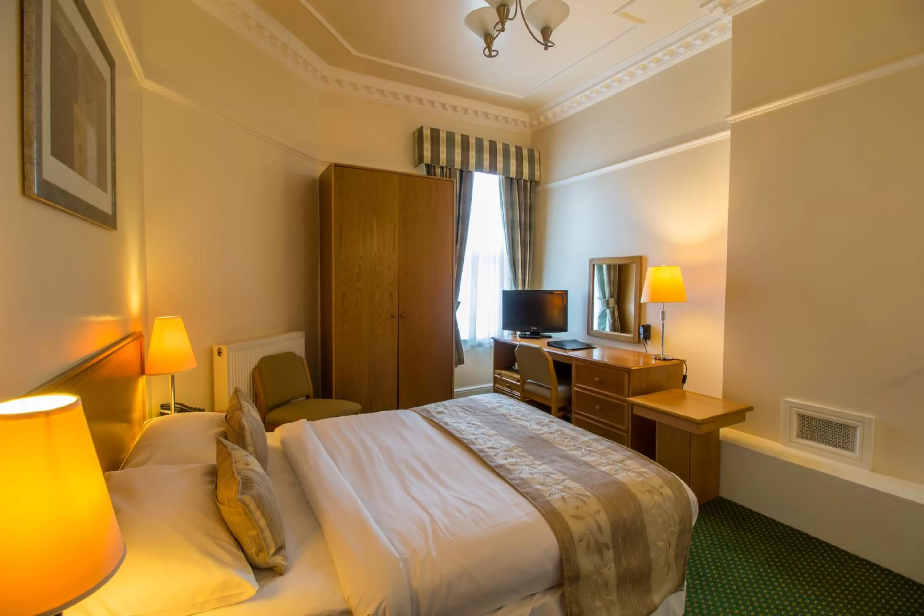 Shower, Bed in A Park View Hotel