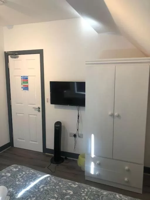 TV and multimedia in Newly refurbished studio, great location 8 studios