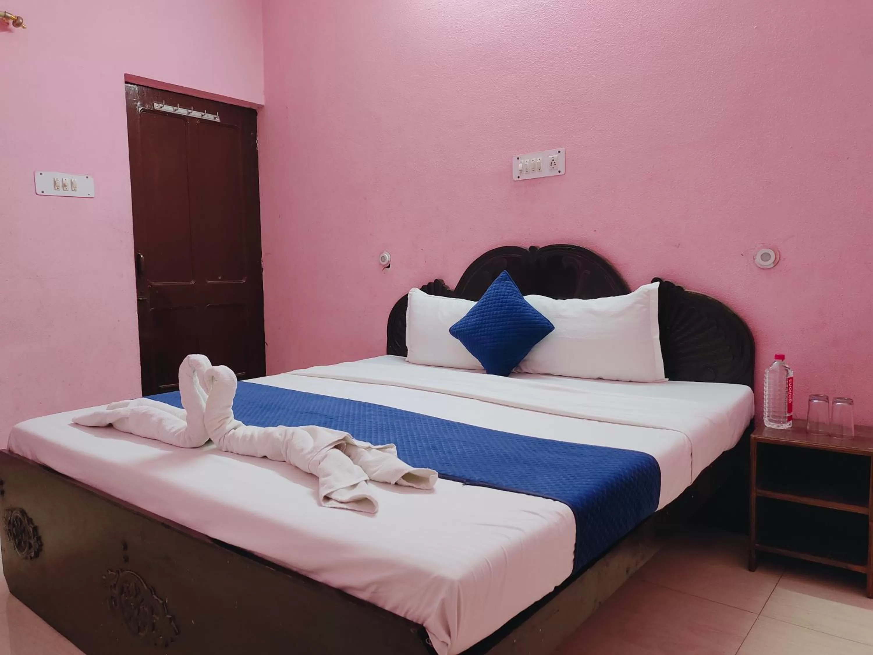 Bedroom, Bed in The Maurvi Inn