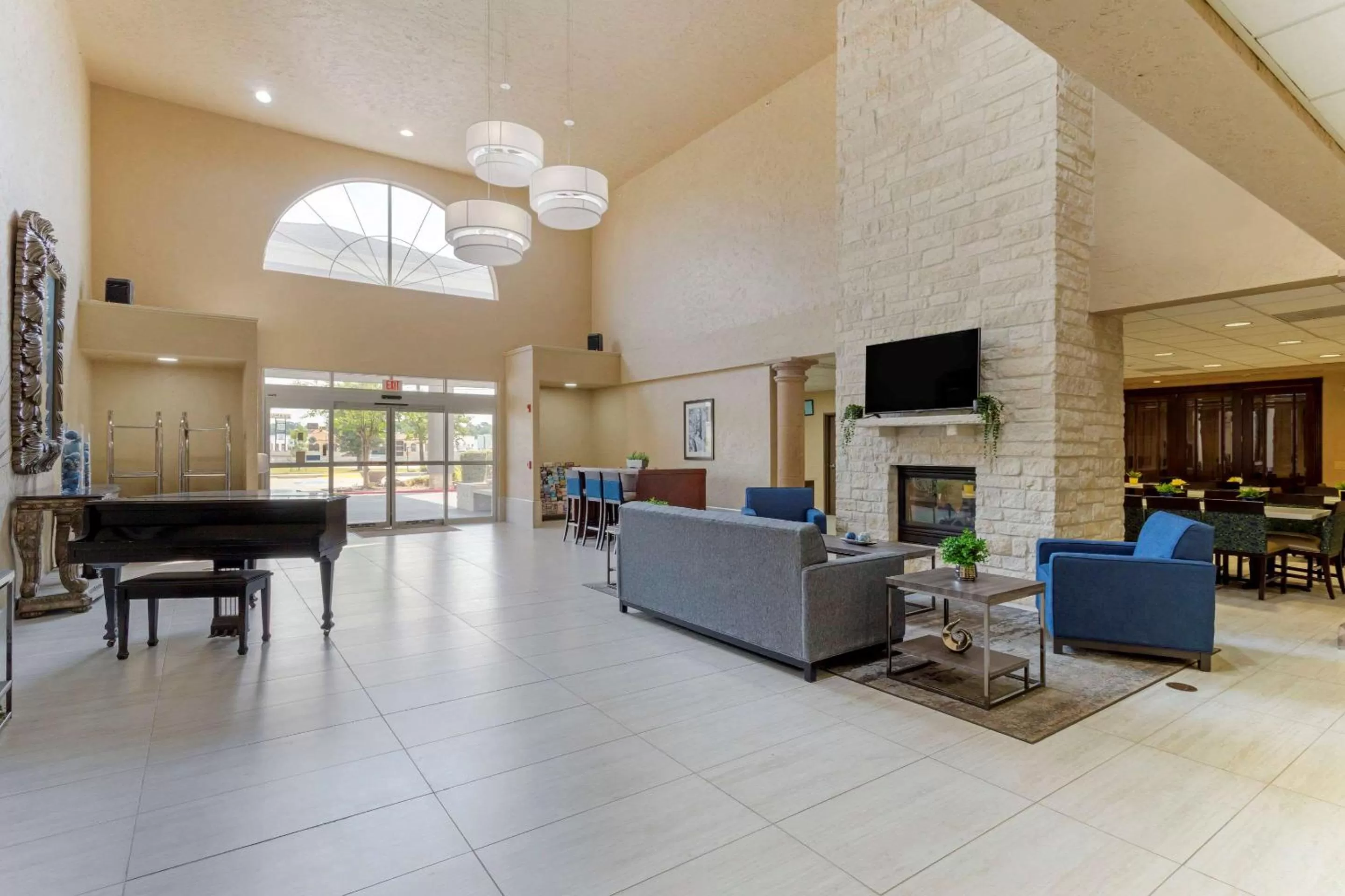 Communal lounge/ TV room in Comfort Suites Kingwood, Humble, New Caney, Houston IAH Airport