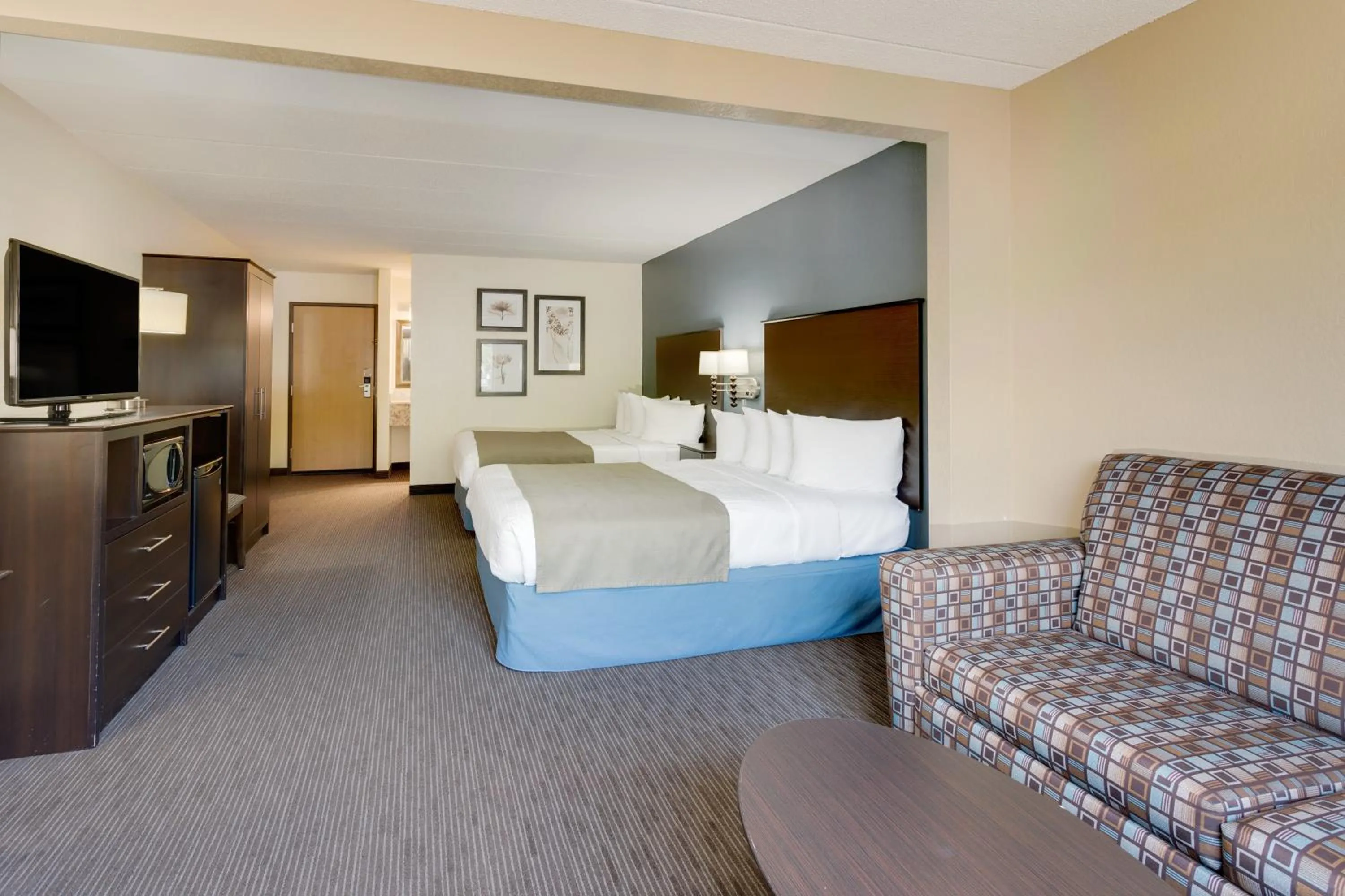Photo of the whole room, Bed in Baymont by Wyndham Owatonna