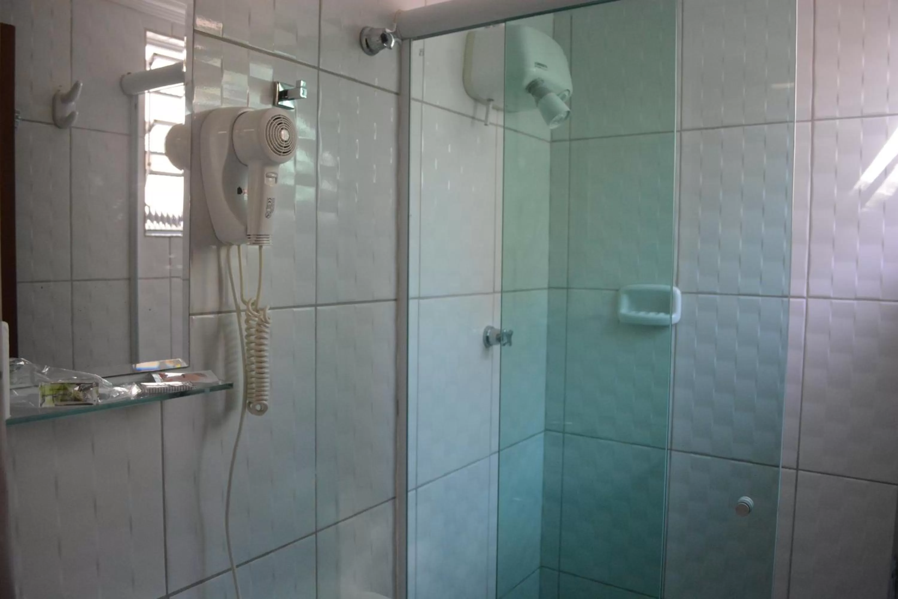 Shower in Hotel Calstar