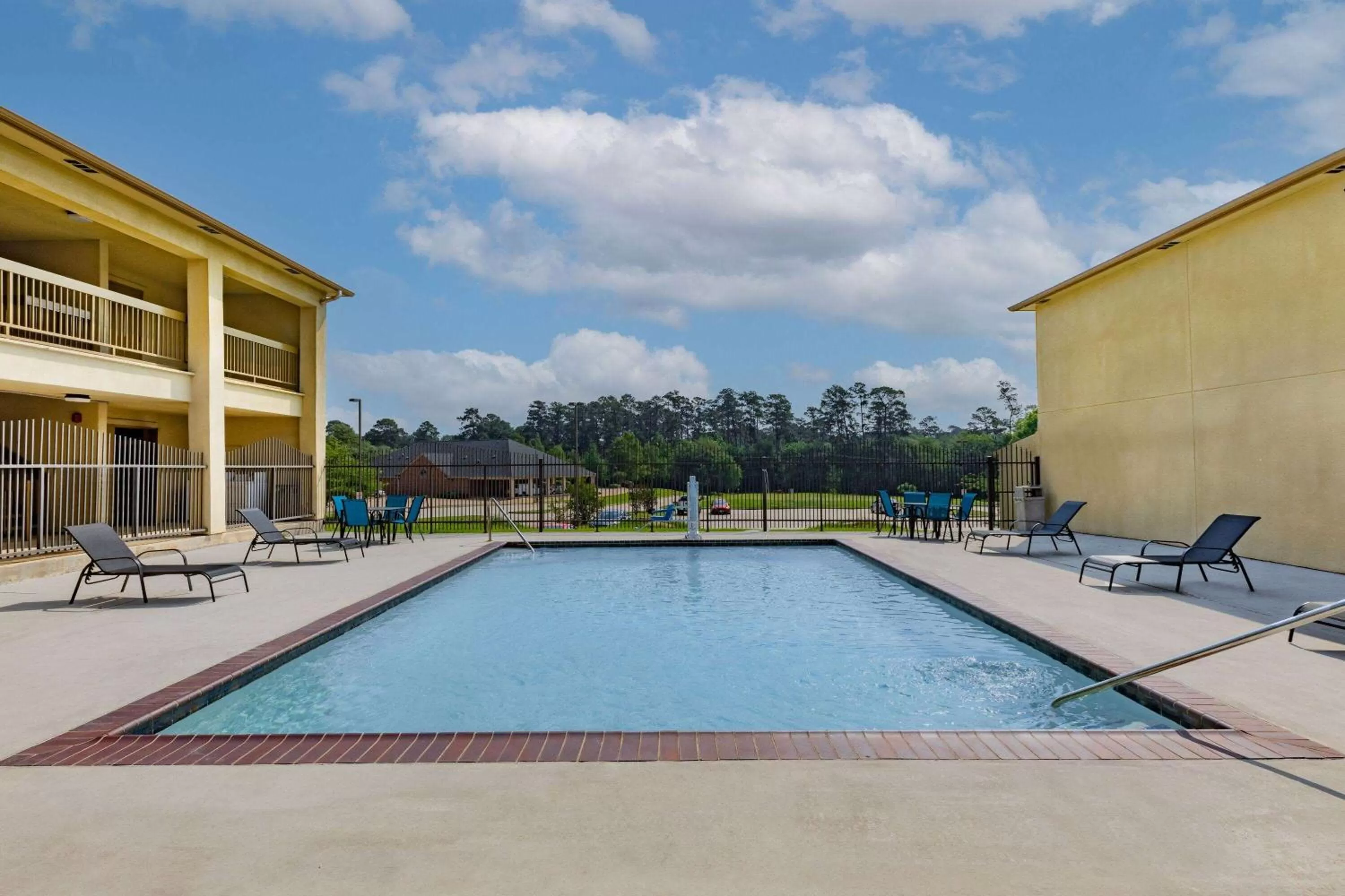 Pool view in Days Inn & Suites by Wyndham Huntsville