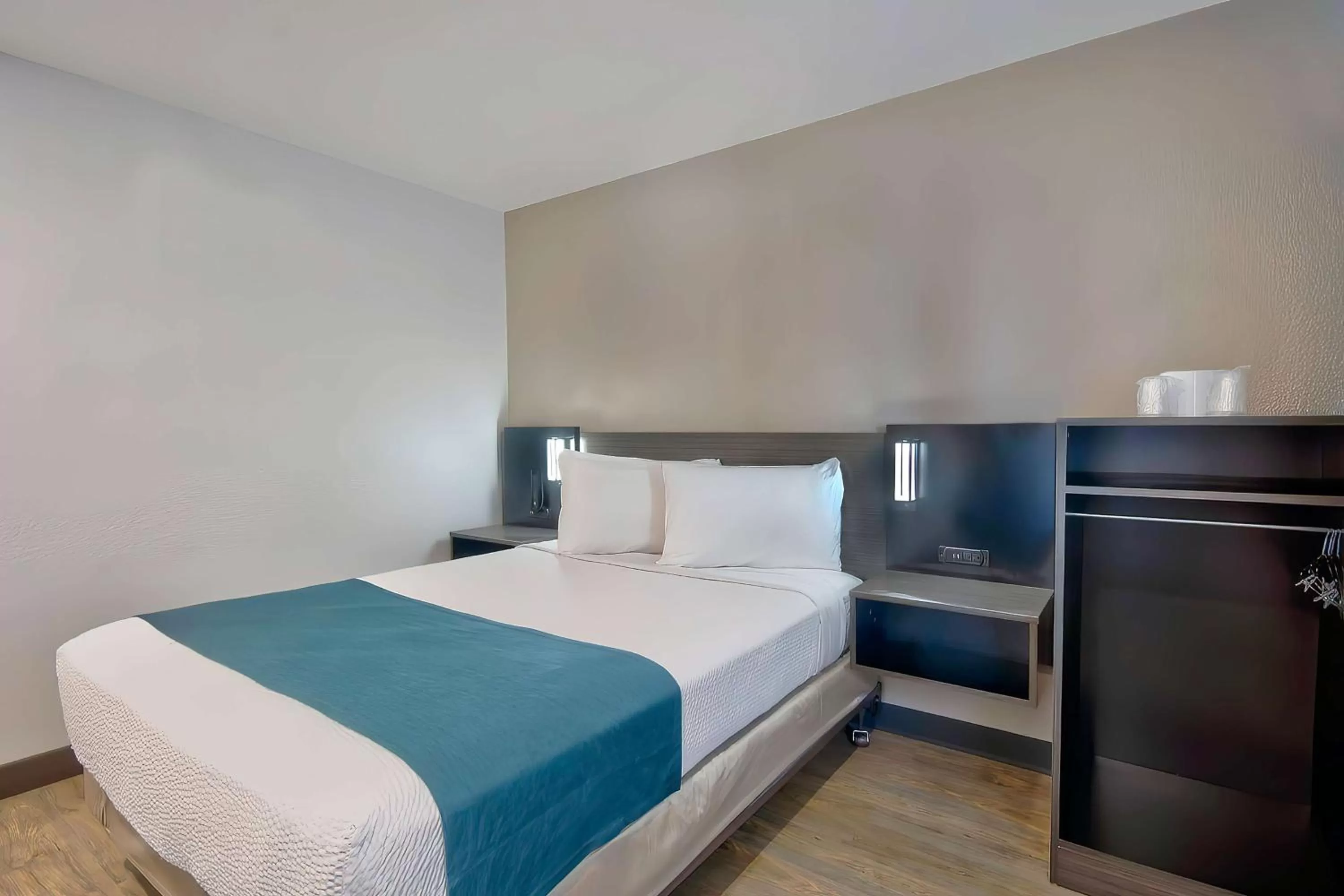 Bedroom in Motel 6-Palmdale, CA