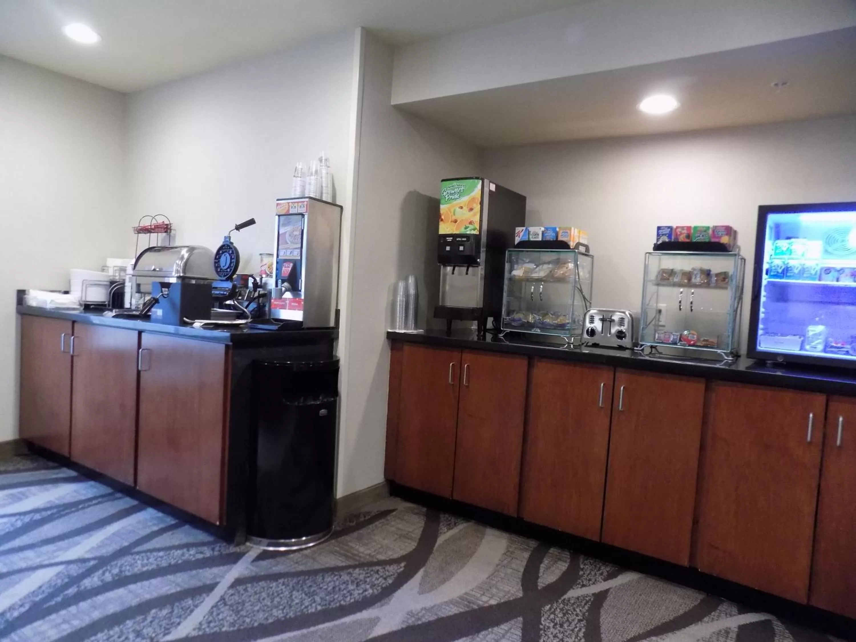 Breakfast in Cobblestone Hotel & Suites - Seward