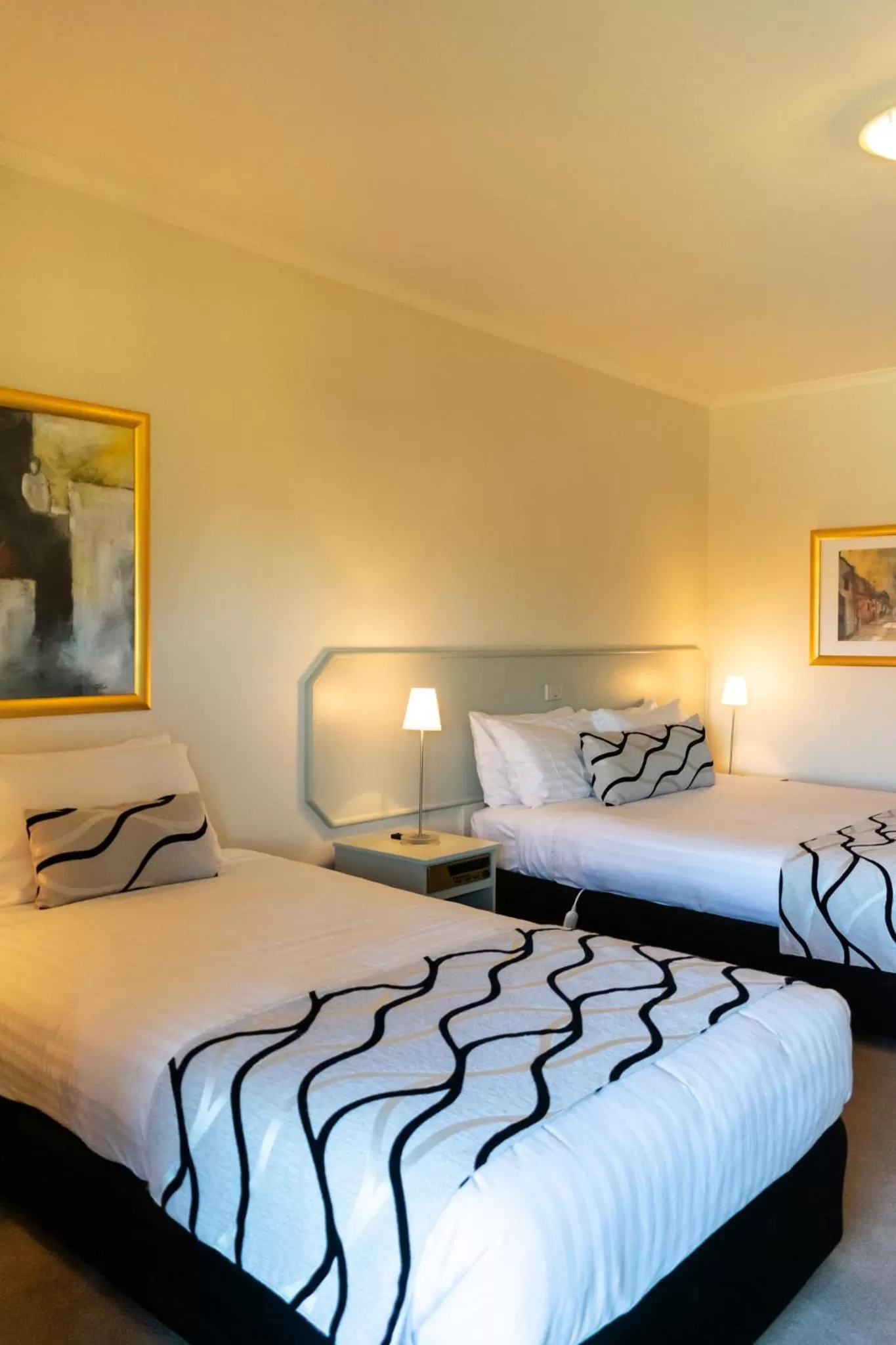 Bed in Deniliquin Country Club Motor Inn