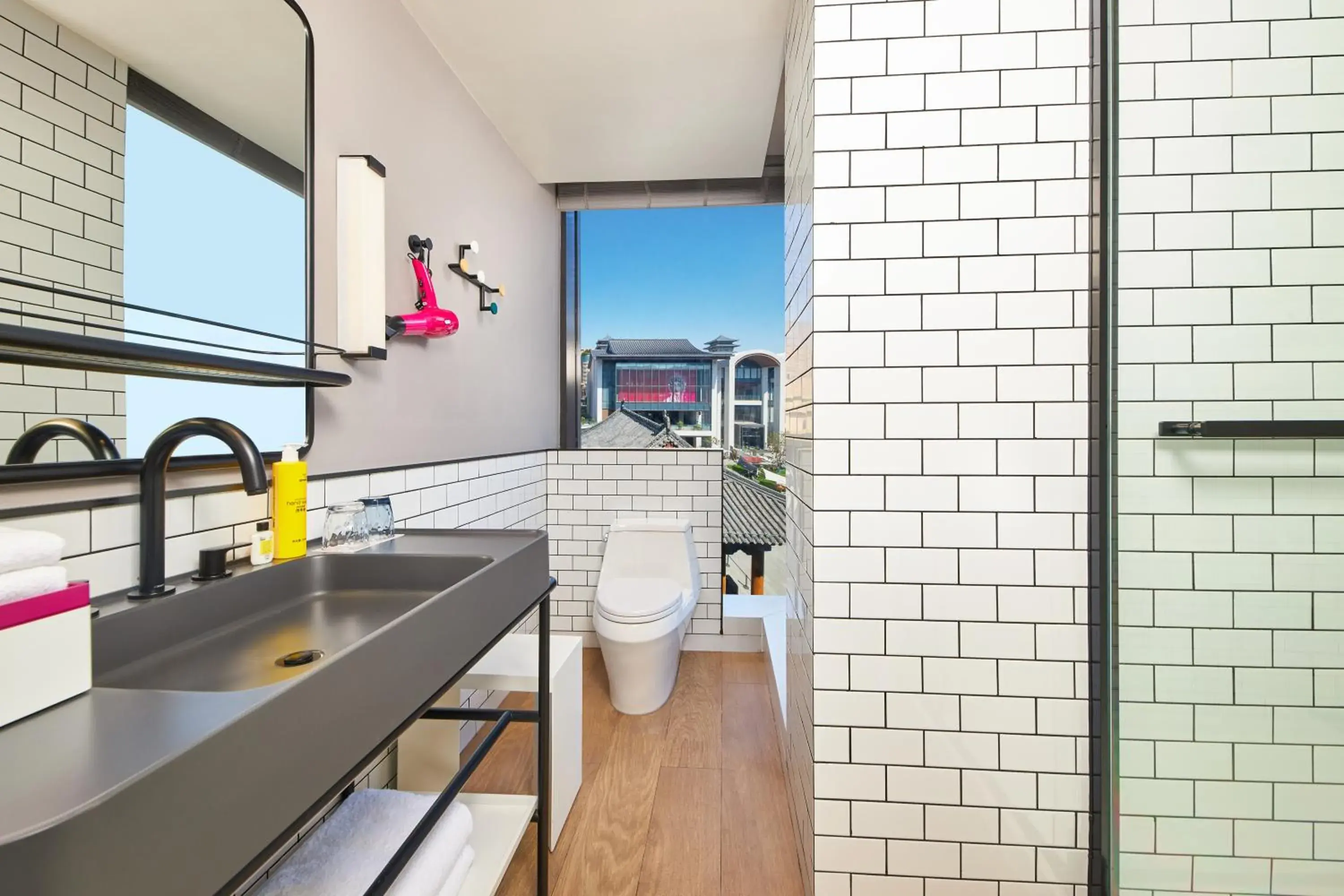 Standard King Room in Moxy Xi'an Downtown Standard King Room in Moxy Xi'an Downtown