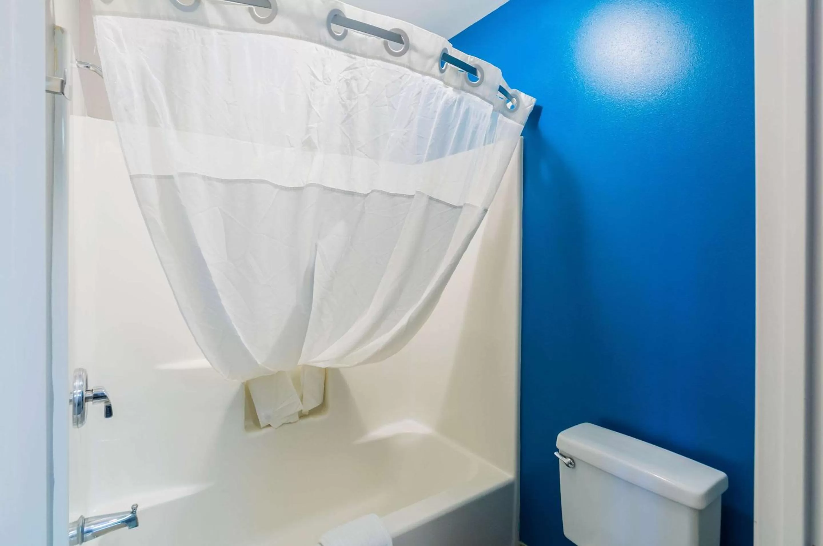 Photo of the whole room in Quality Inn Harrisonburg I-81