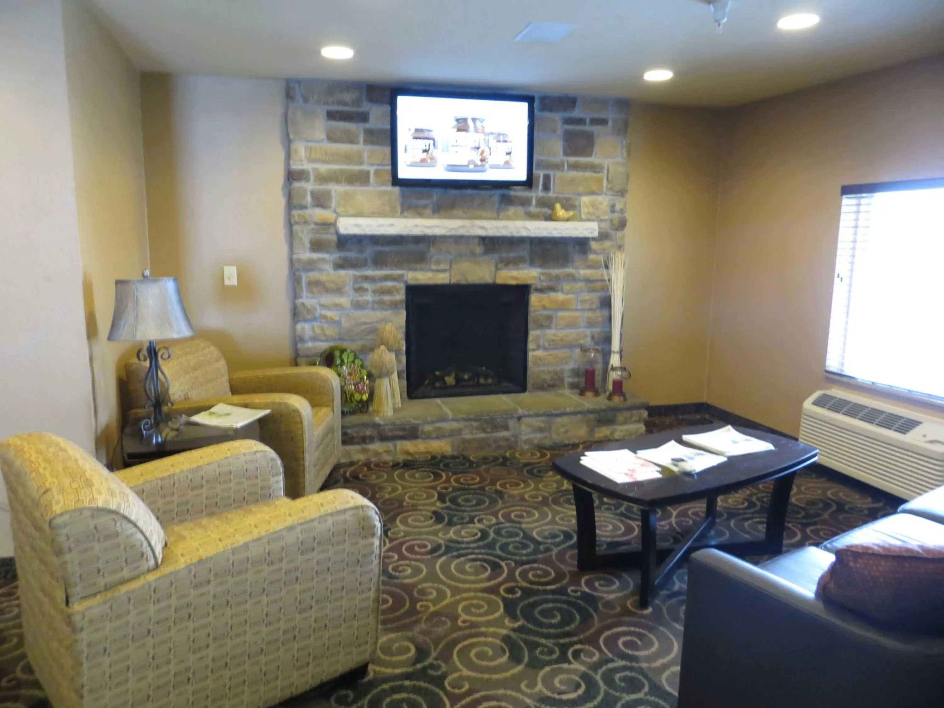 Communal lounge/ TV room in Cobblestone Inn & Suites - Harper