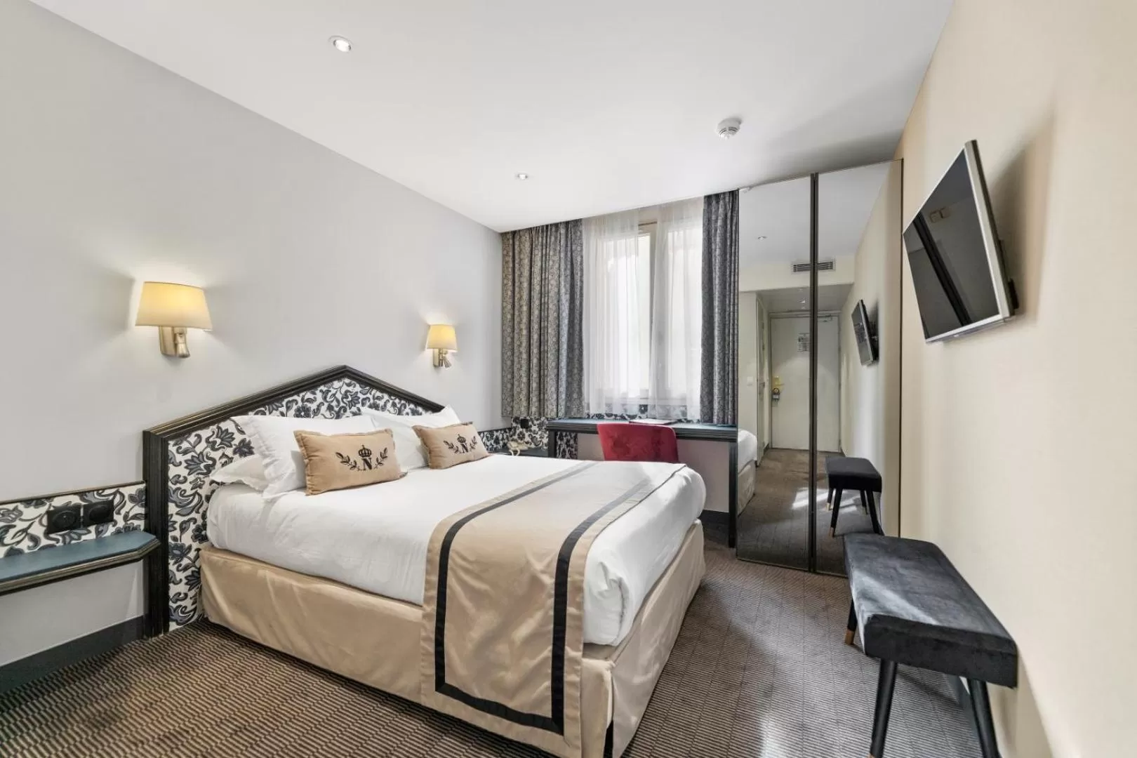 Photo of the whole room, Bed in Napoleon