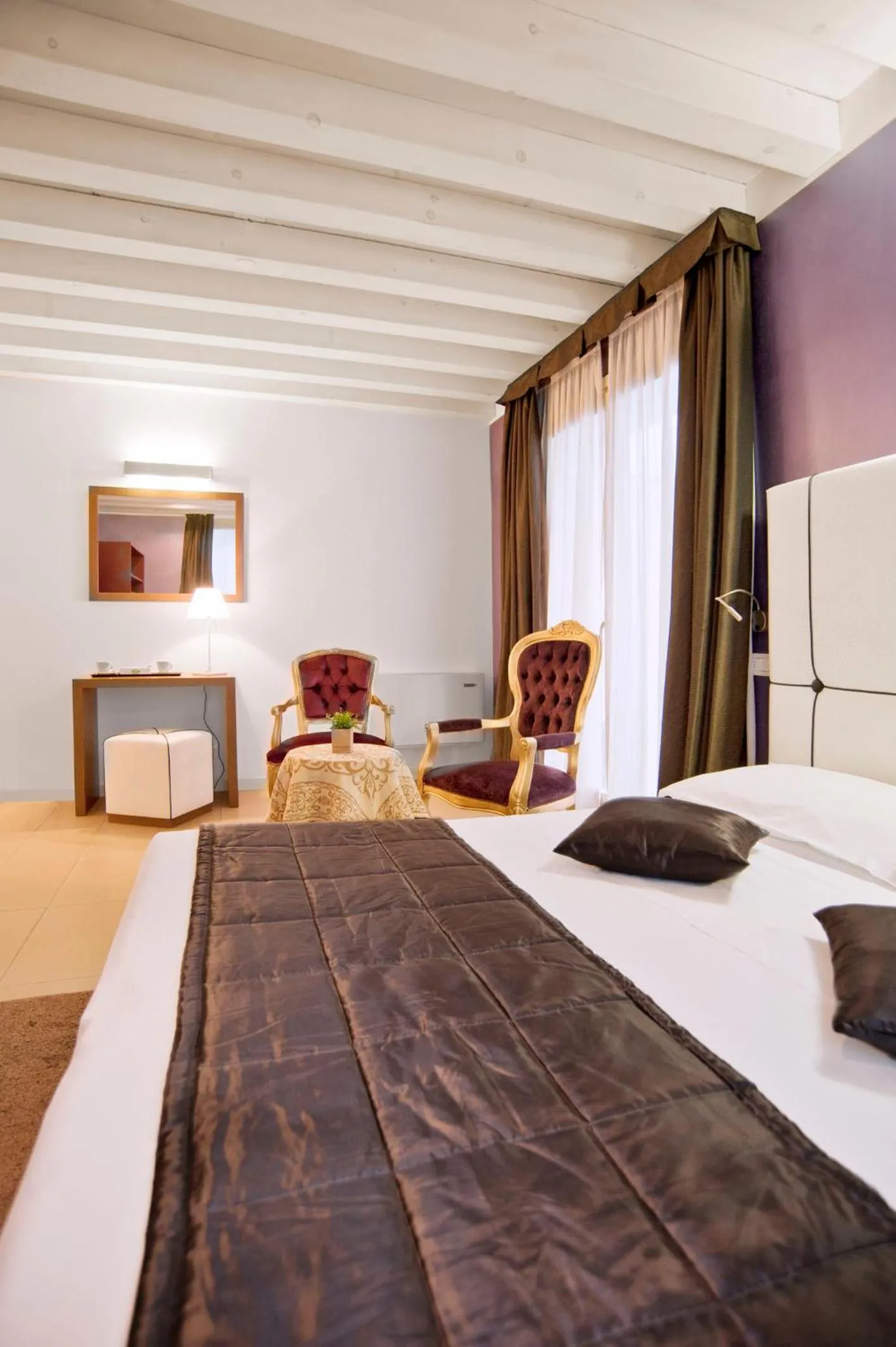 Superior Double Room with Terrace in Al Canal Regio