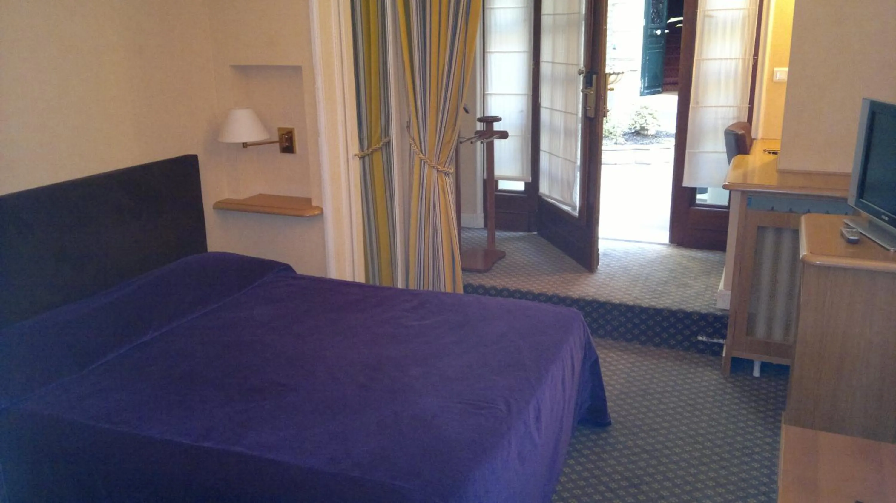 Bed in Hotel Concortel Paris