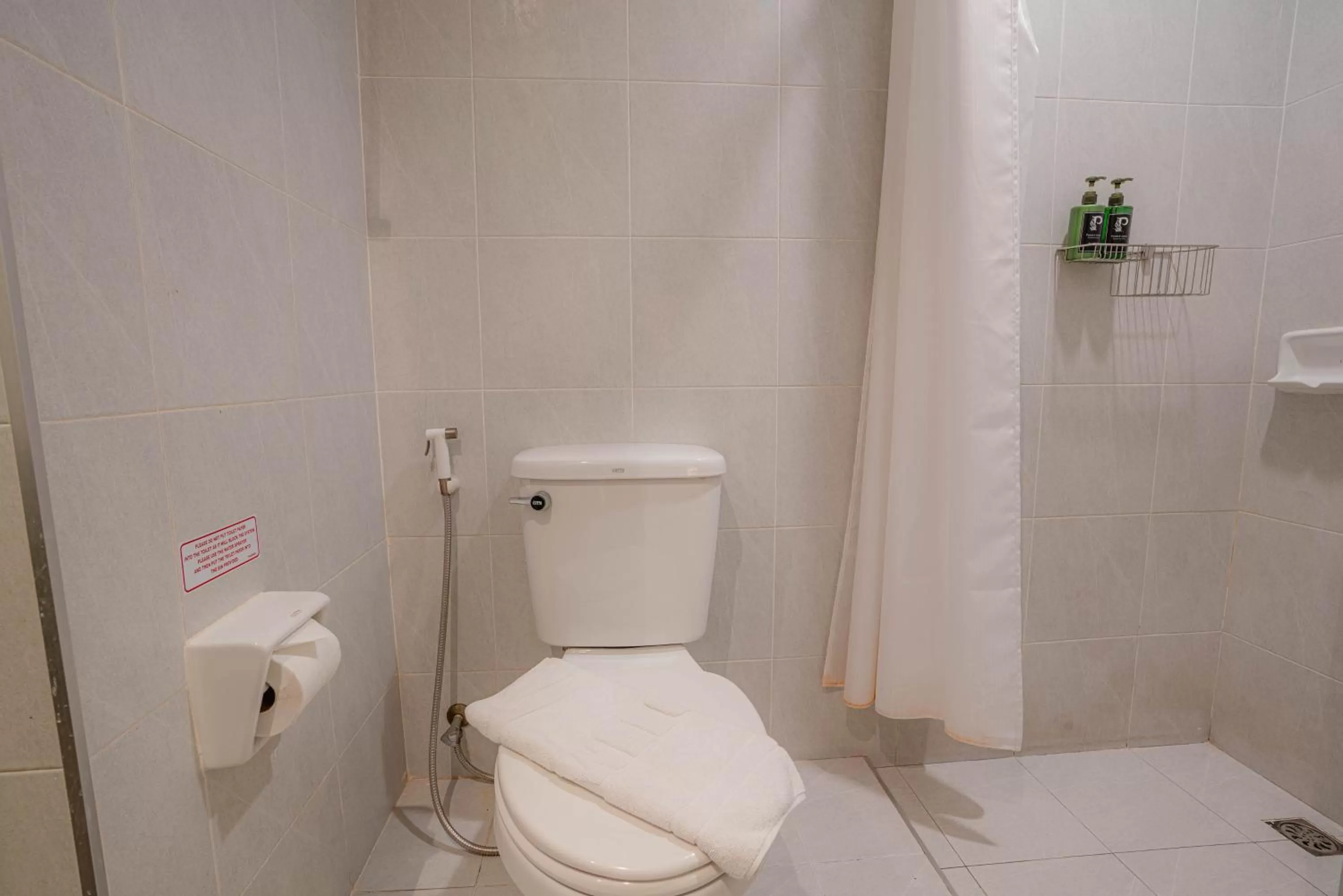 Bathroom in Peace Land Khaosan