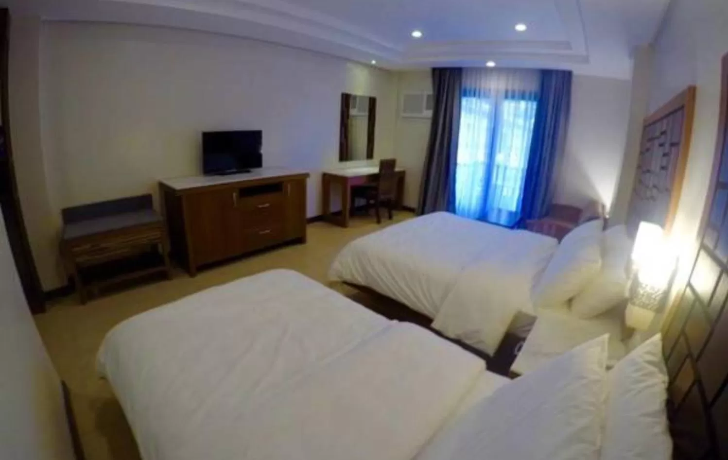 Photo of the whole room, Bed in MO2 Lagoon Coron