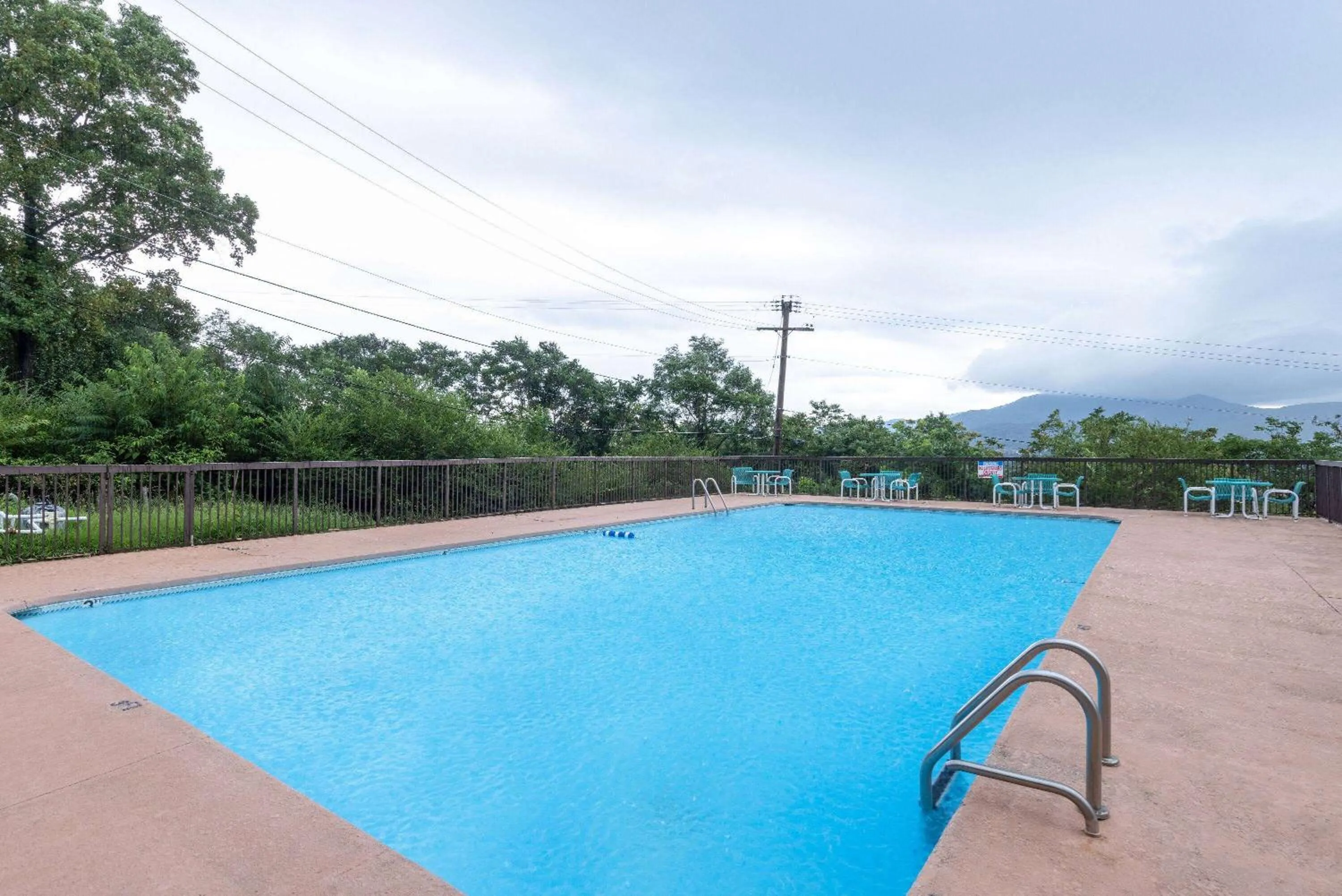 Pool view in Howard Johnson by Wyndham Salem Hotel & Conference Center
