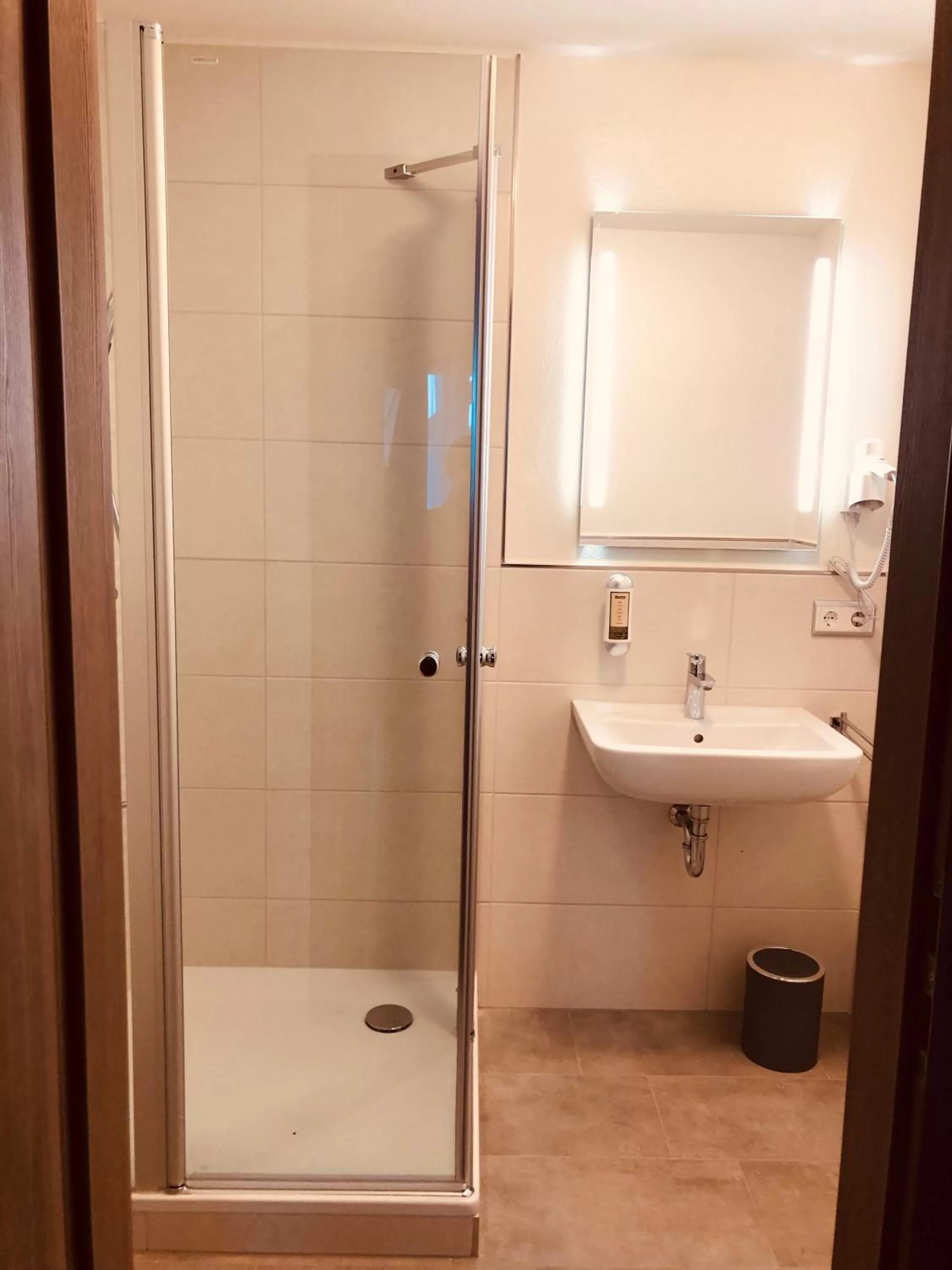 Shower in Hotel Restaurant Schiff