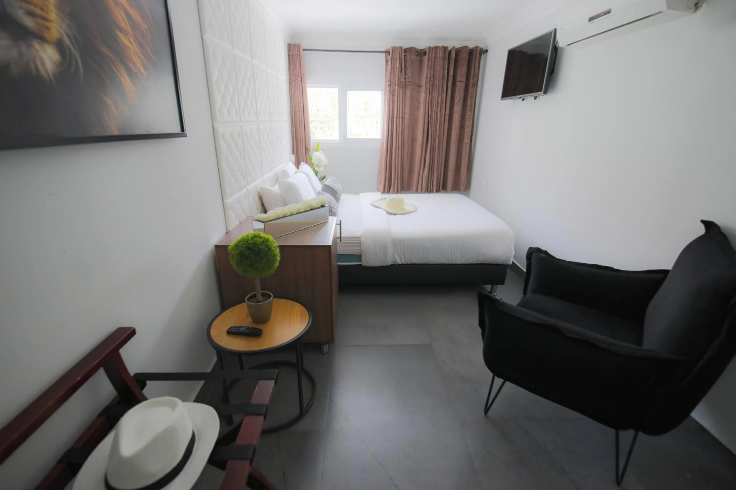 TV and multimedia, Bed in Miami Beach Hotel Tel Aviv