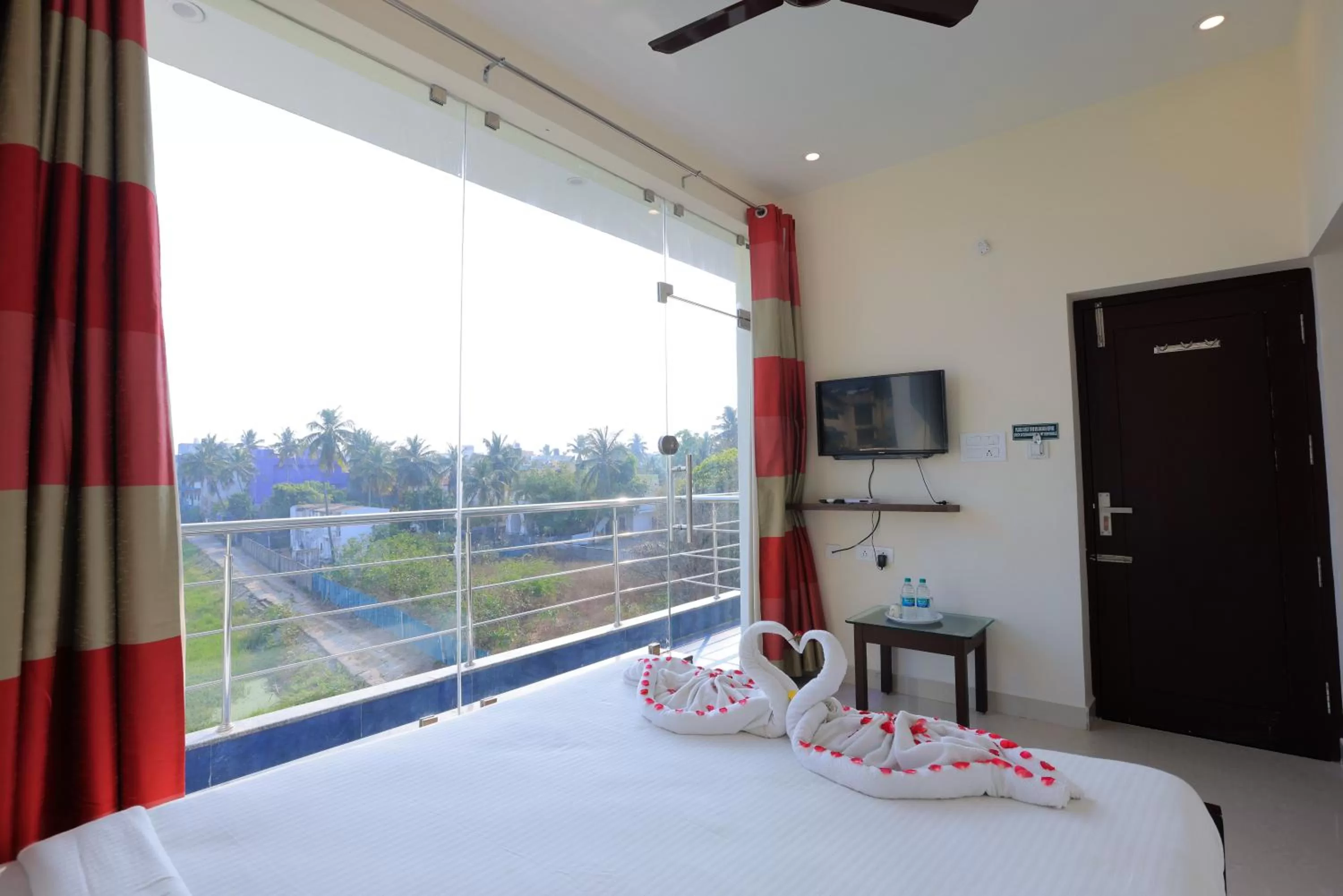 Communal lounge/ TV room, Bed in Thiru Pavilion Retreat