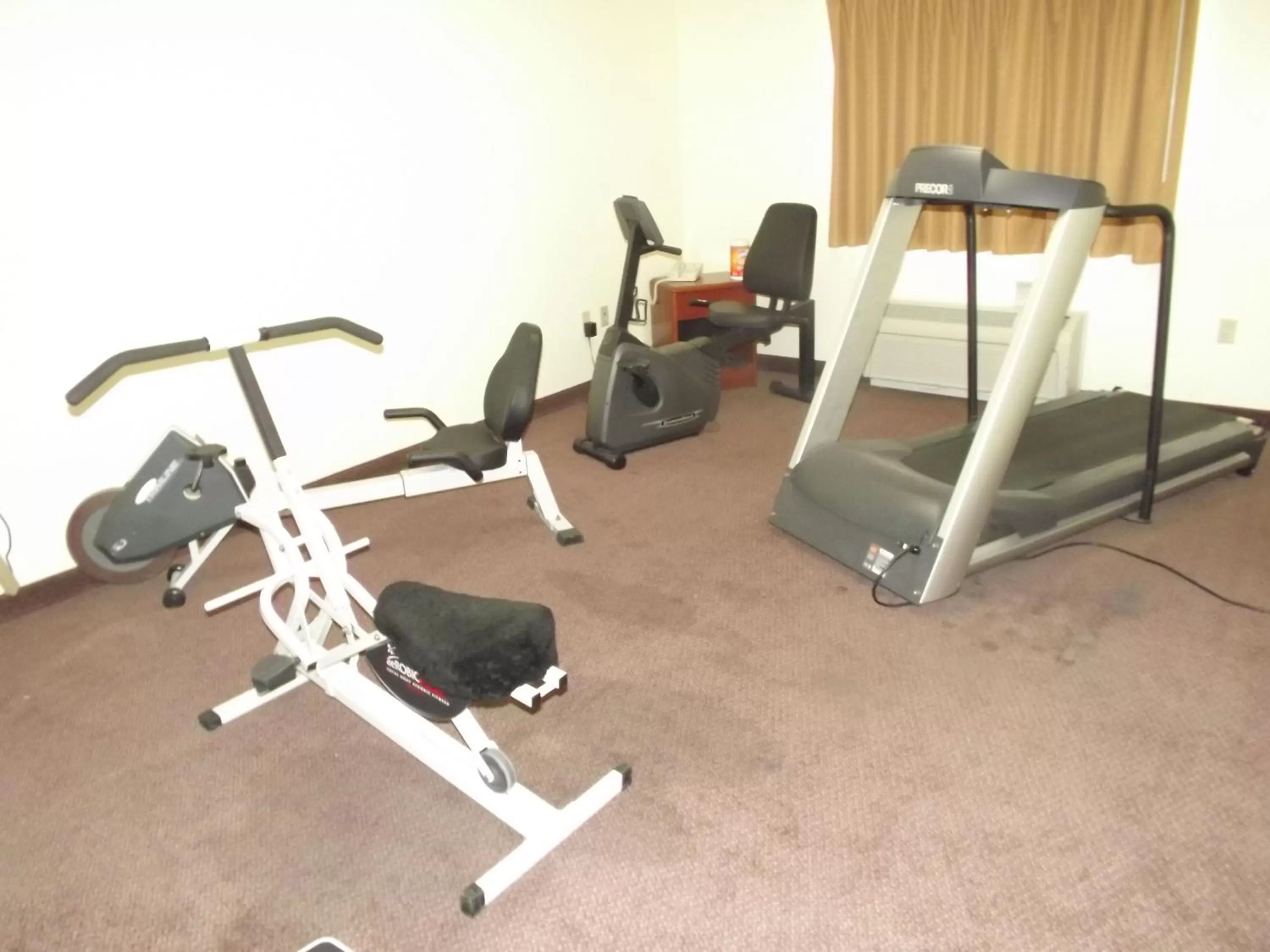 Fitness centre/facilities in Super 8 by Wyndham Iola KS