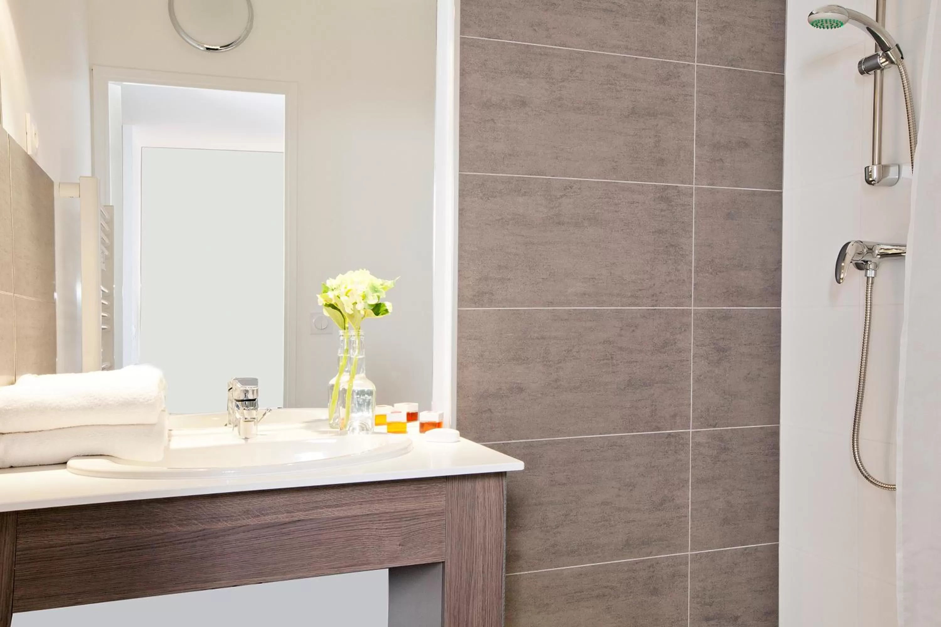 Bathroom in Séjours & Affaires Montreuil Saint Mandé