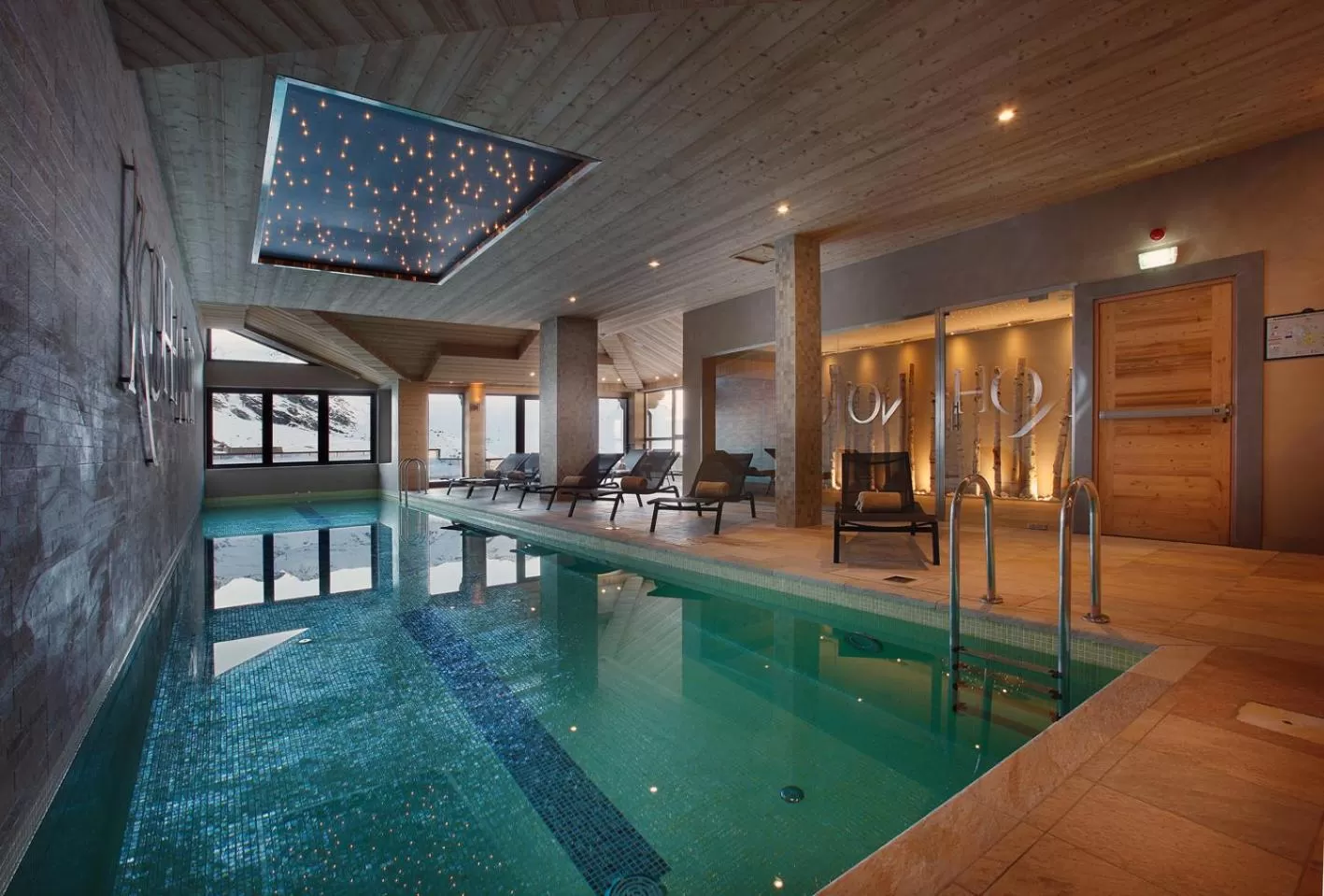 Swimming pool in Hôtel Koh-I Nor by Les Etincelles