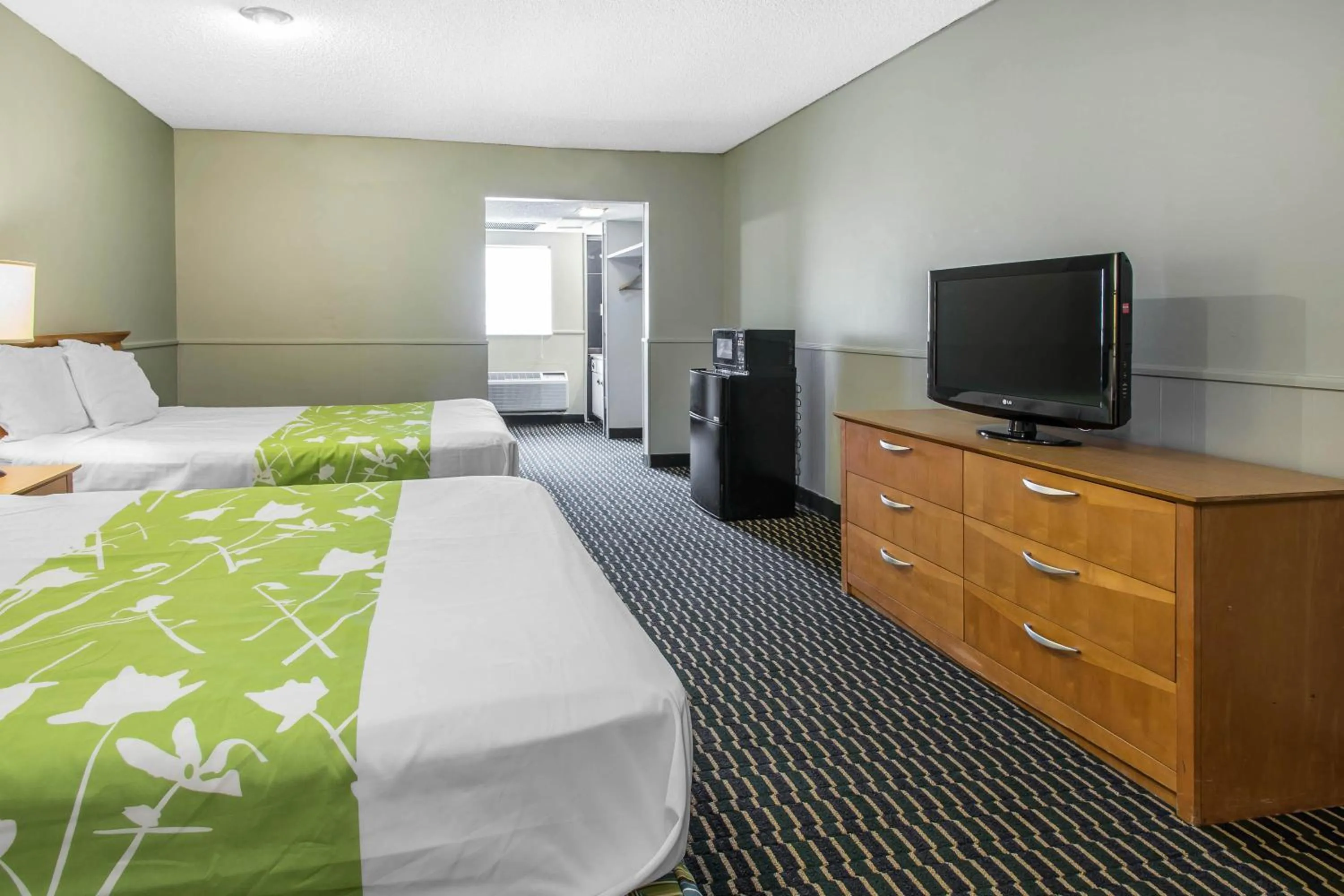 Bedroom, Bed in Rodeway Inn & Suites Winter Haven Chain of Lakes