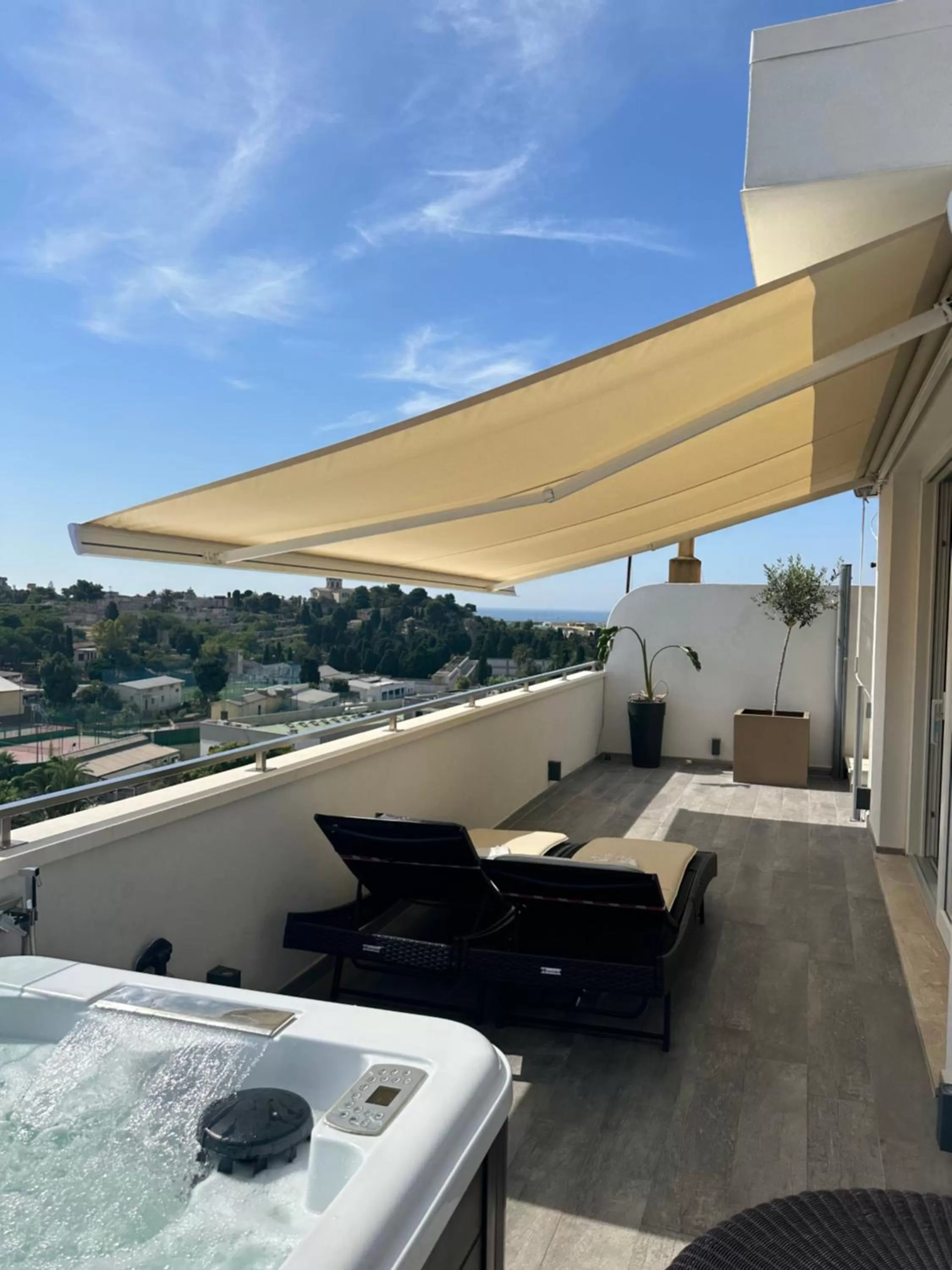 Hot Tub in 18 Dante Luxury Suites