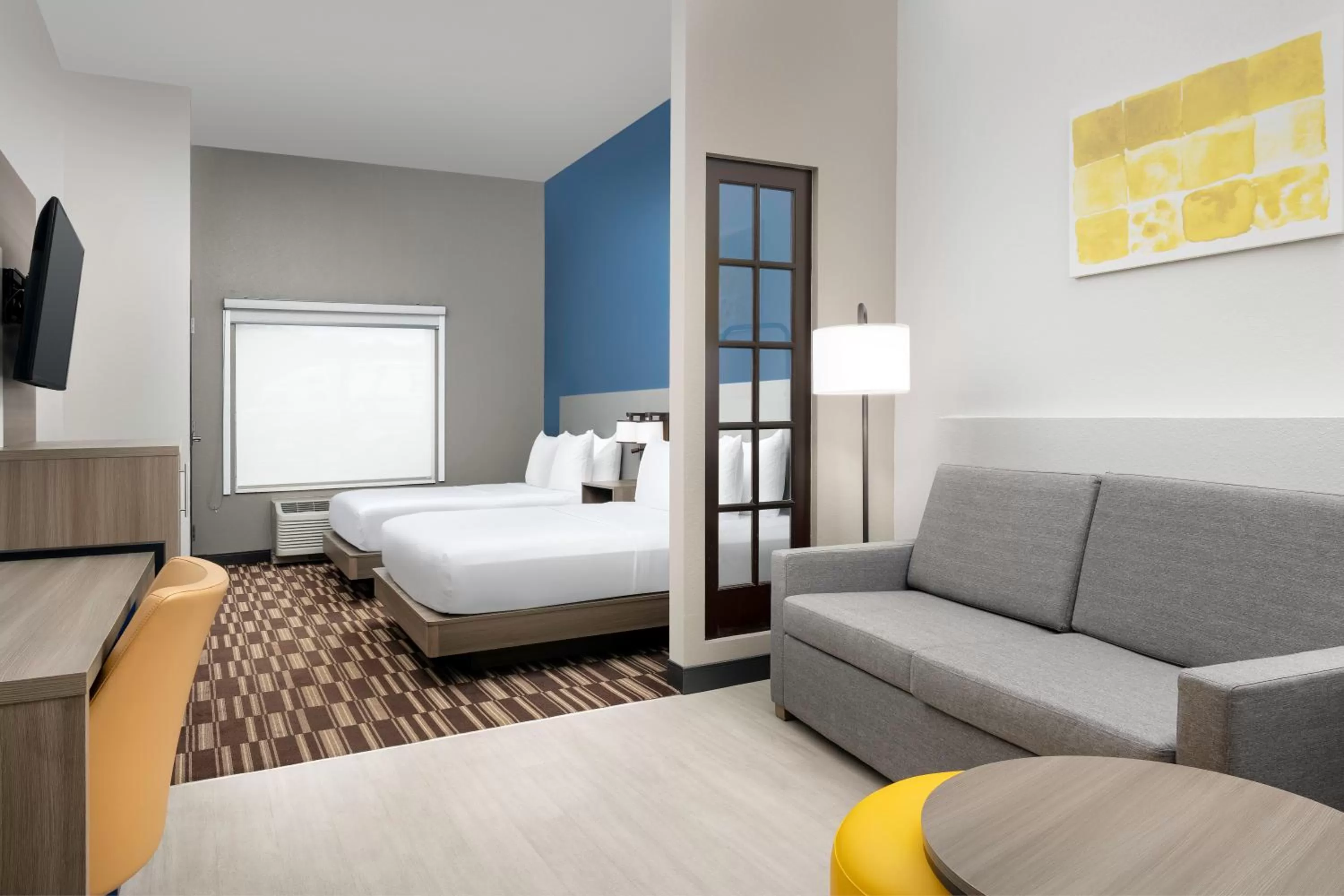 Seating area, Bed in Comfort Suites Lake City